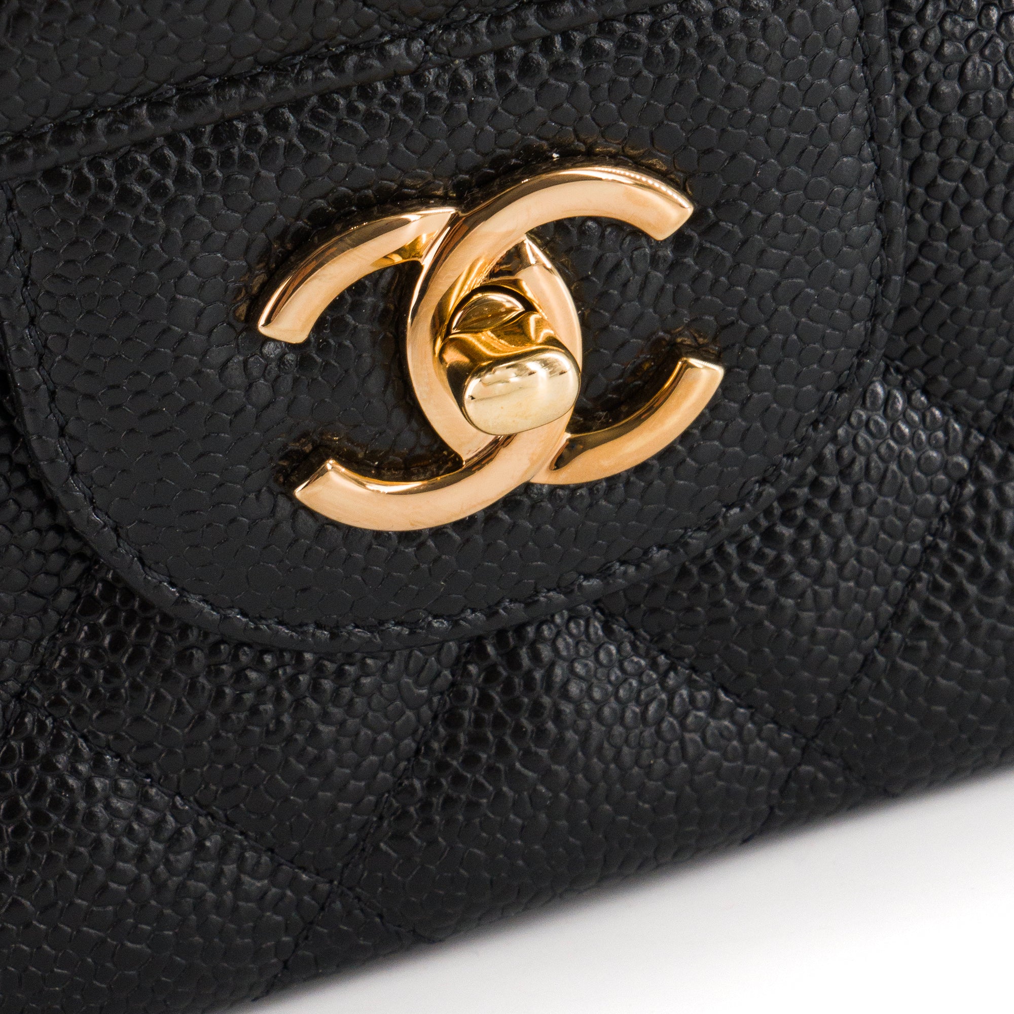 CHANEL - Sac à bandoulière Classique/Timeless Jumbo Chanel en cuir caviar noir