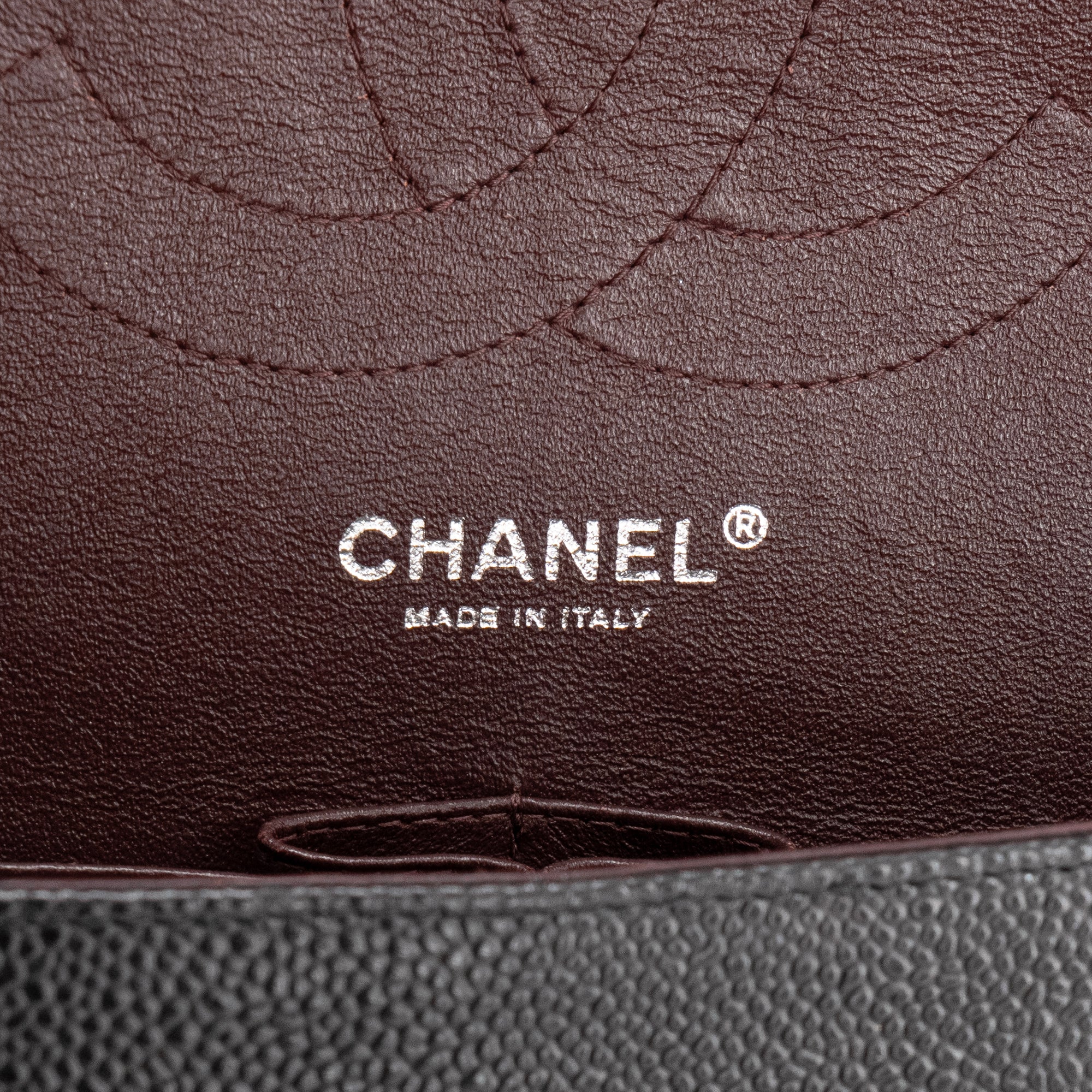 CHANEL - Sac à bandoulière Classique/Timeless Jumbo Chanel en cuir caviar noir