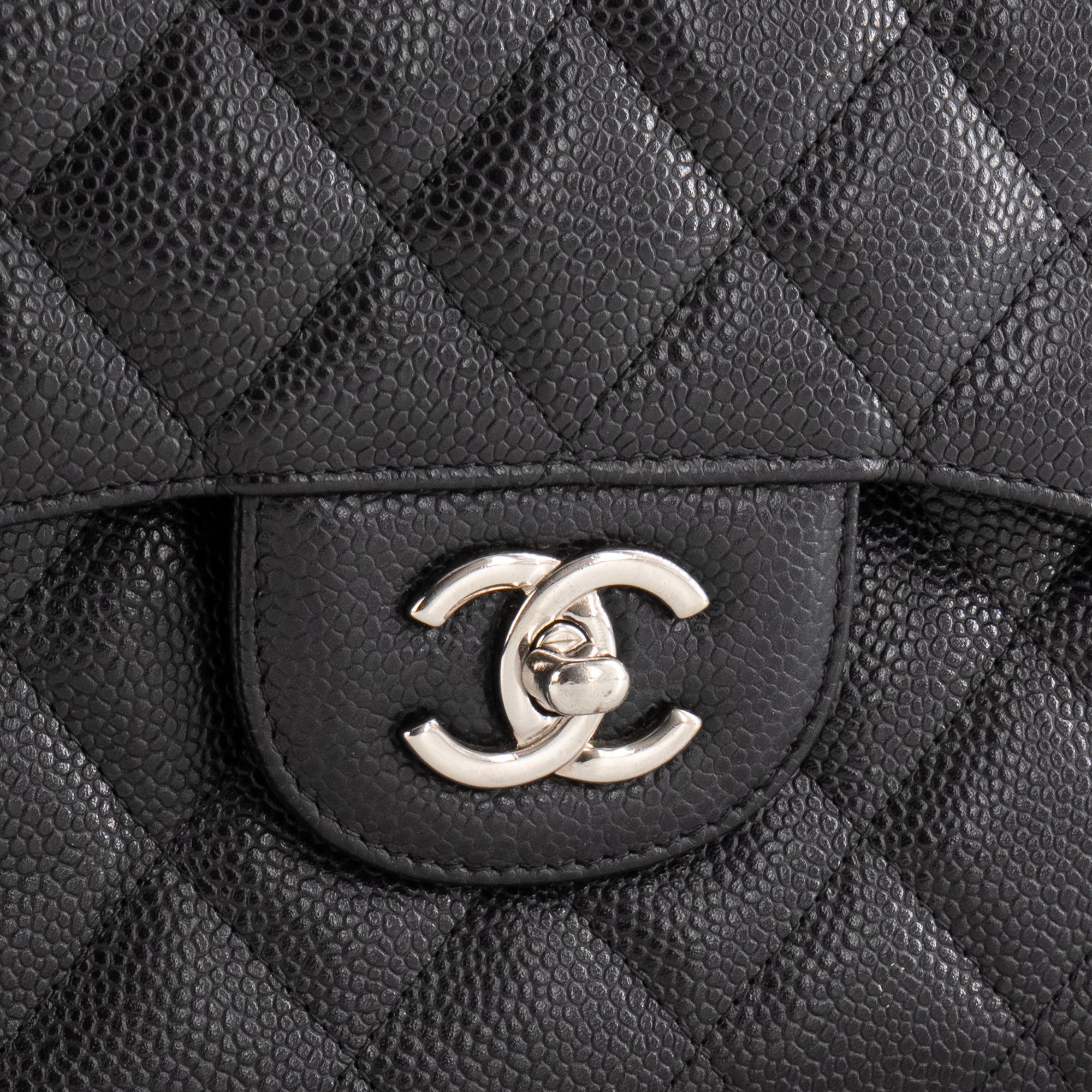 CHANEL - Sac à bandoulière Classique/Timeless Jumbo Chanel en cuir caviar noir