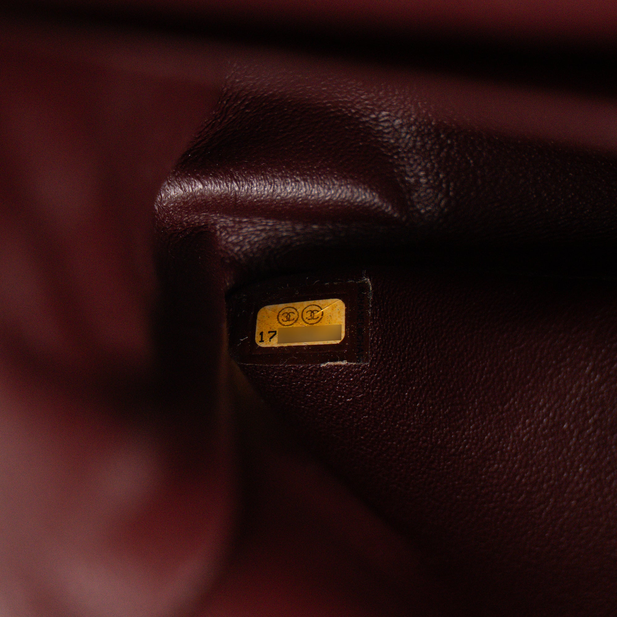 CHANEL - Sac à bandoulière Classique/Timeless Jumbo Chanel en cuir caviar noir