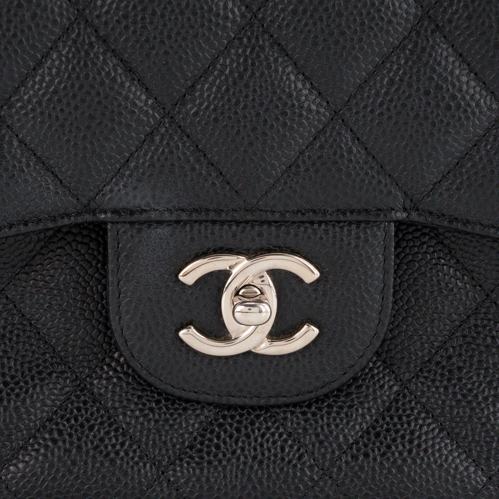 CHANEL - Sac à bandoulière Classique/Timeless Jumbo Chanel en cuir caviar noir