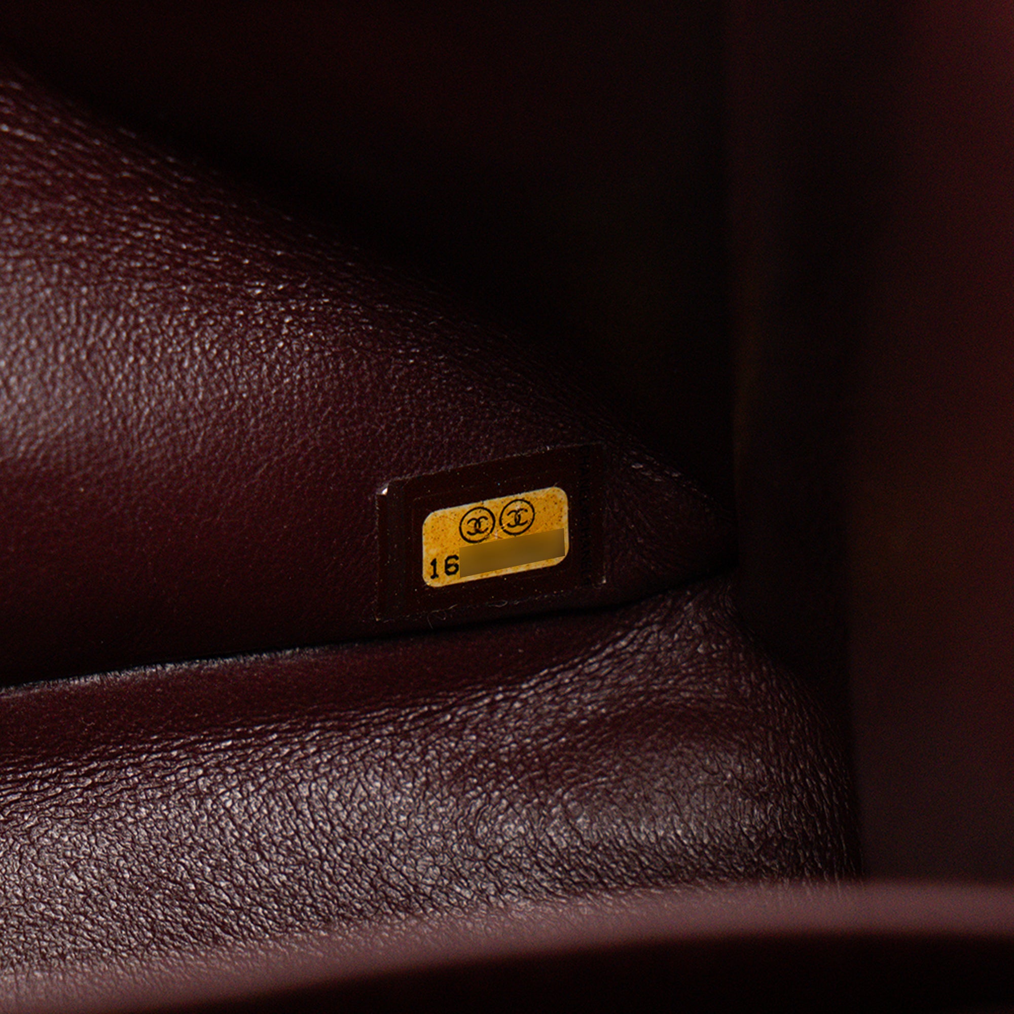 CHANEL - Sac à bandoulière Classique/Timeless Jumbo Chanel en cuir caviar noir