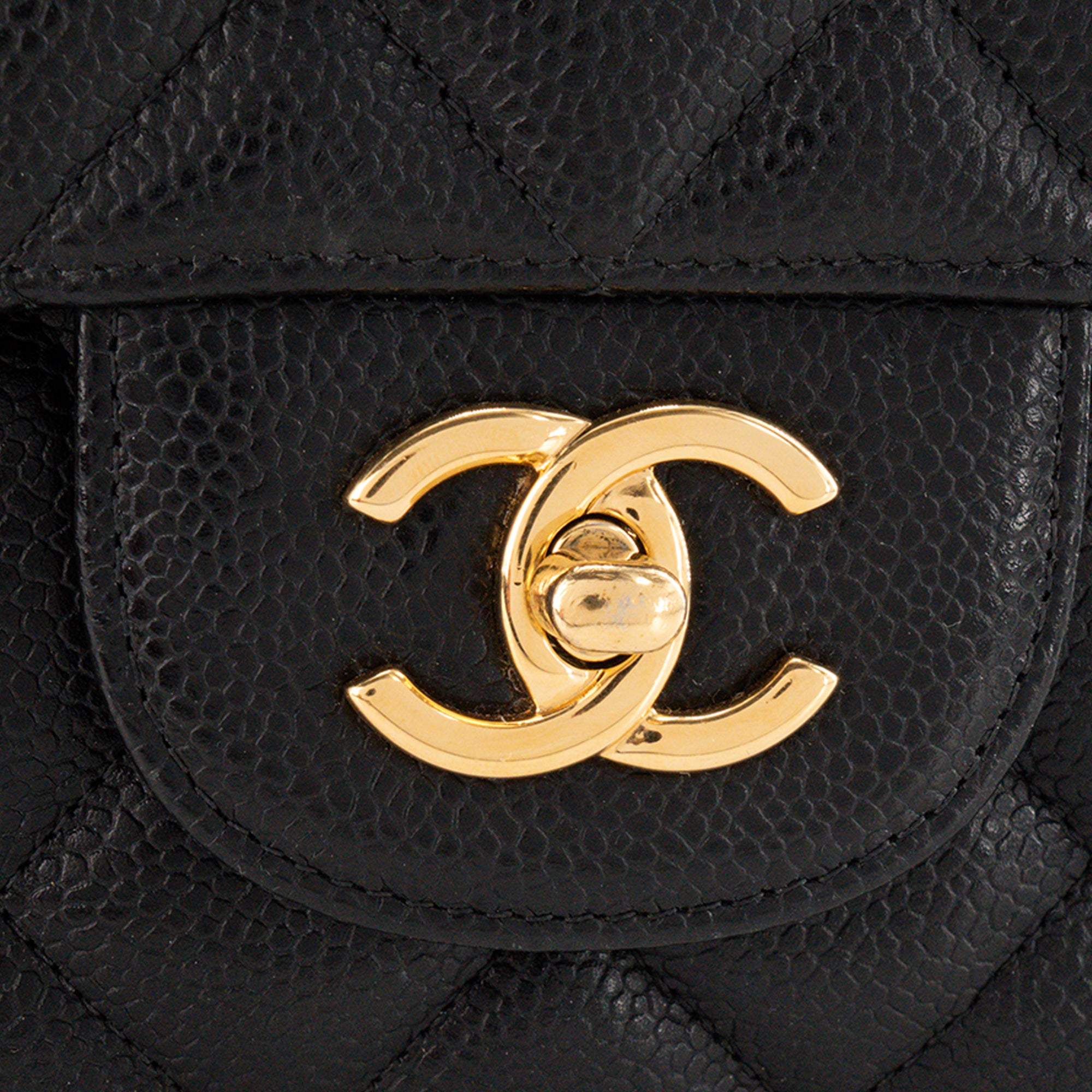 CHANEL - Sac à bandoulière Classique/Timeless Jumbo Chanel en cuir caviar noir
