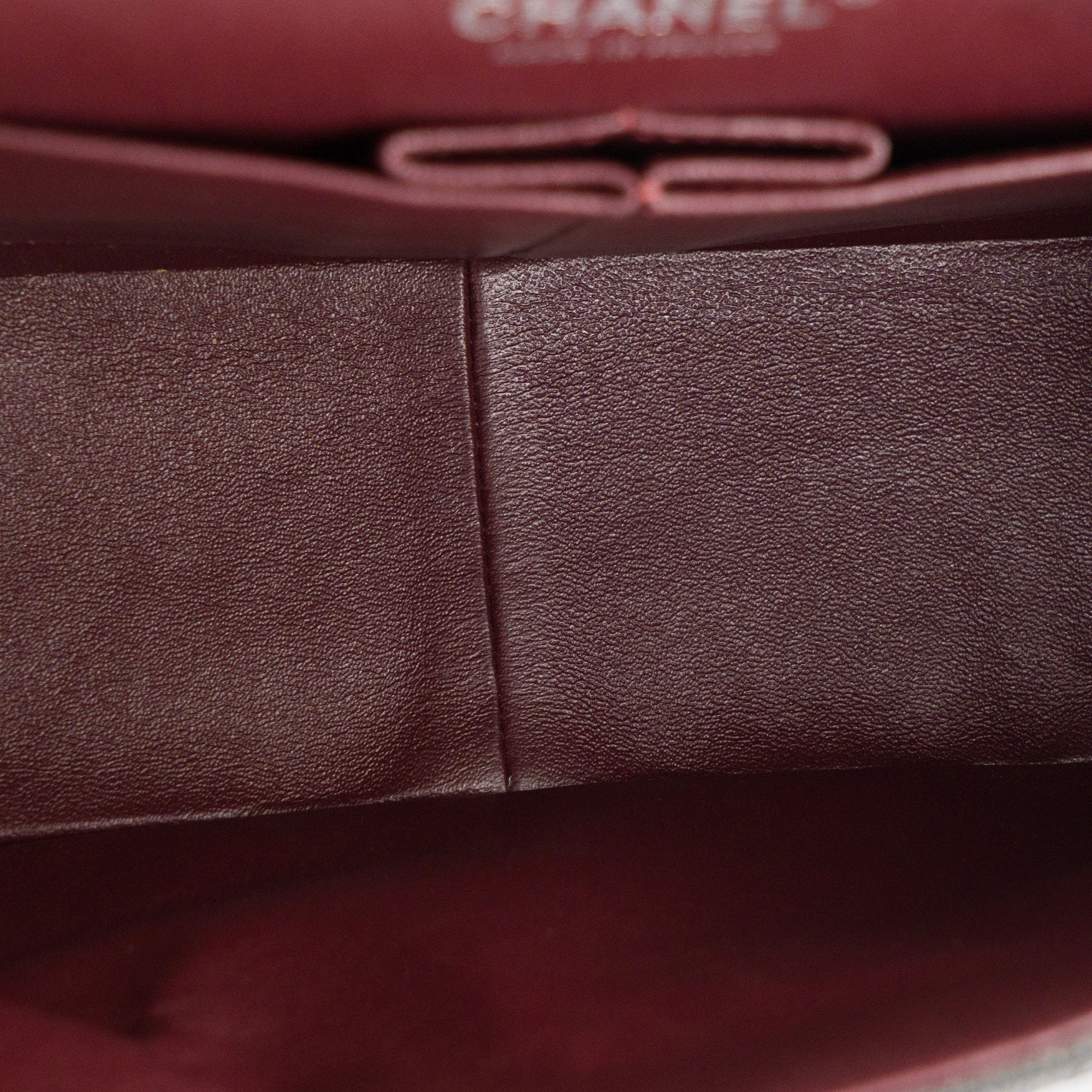 CHANEL - Sac à bandoulière Classique/Timeless Jumbo Chanel en cuir caviar noir
