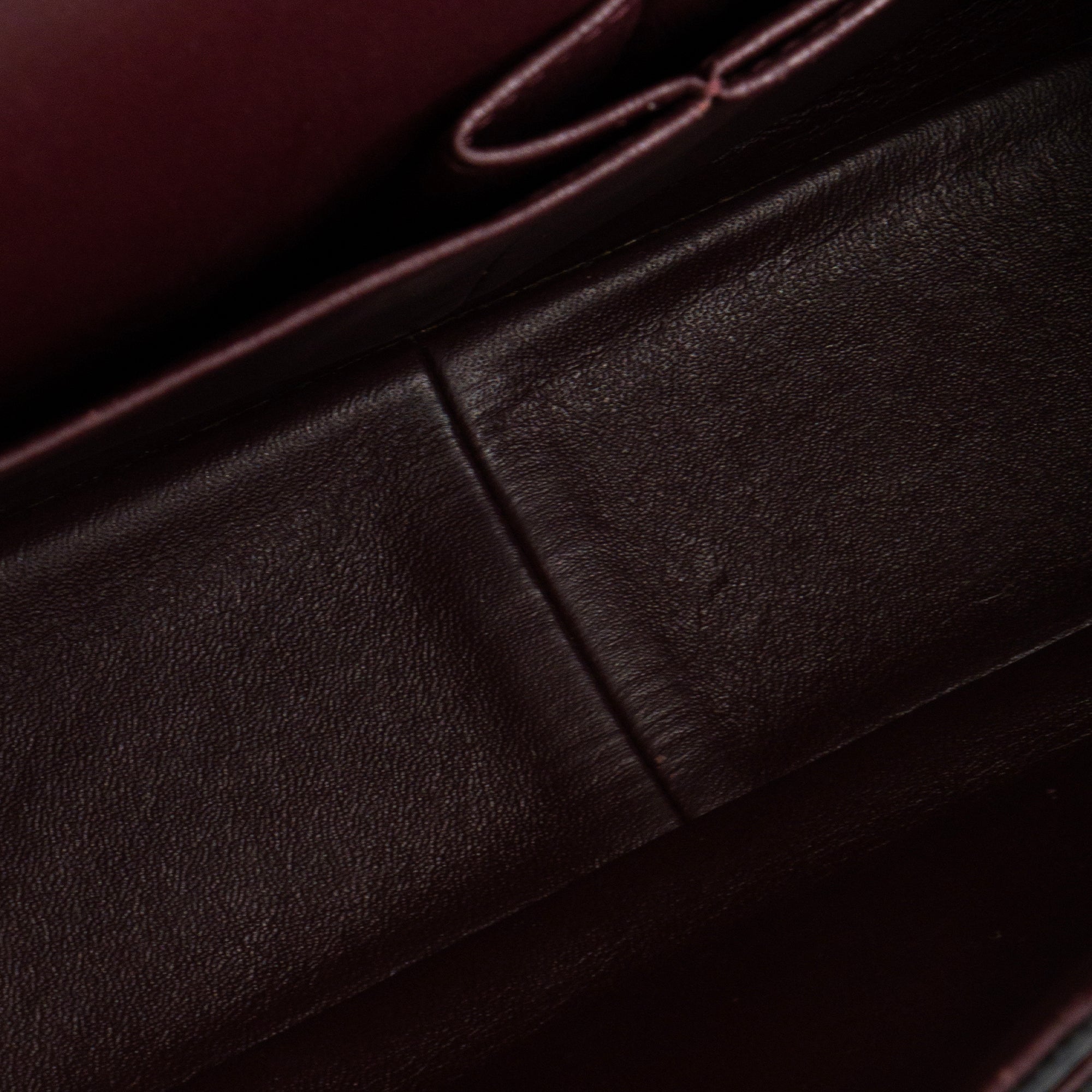 CHANEL - Sac à bandoulière Classique/Timeless Jumbo Chanel en cuir caviar noir