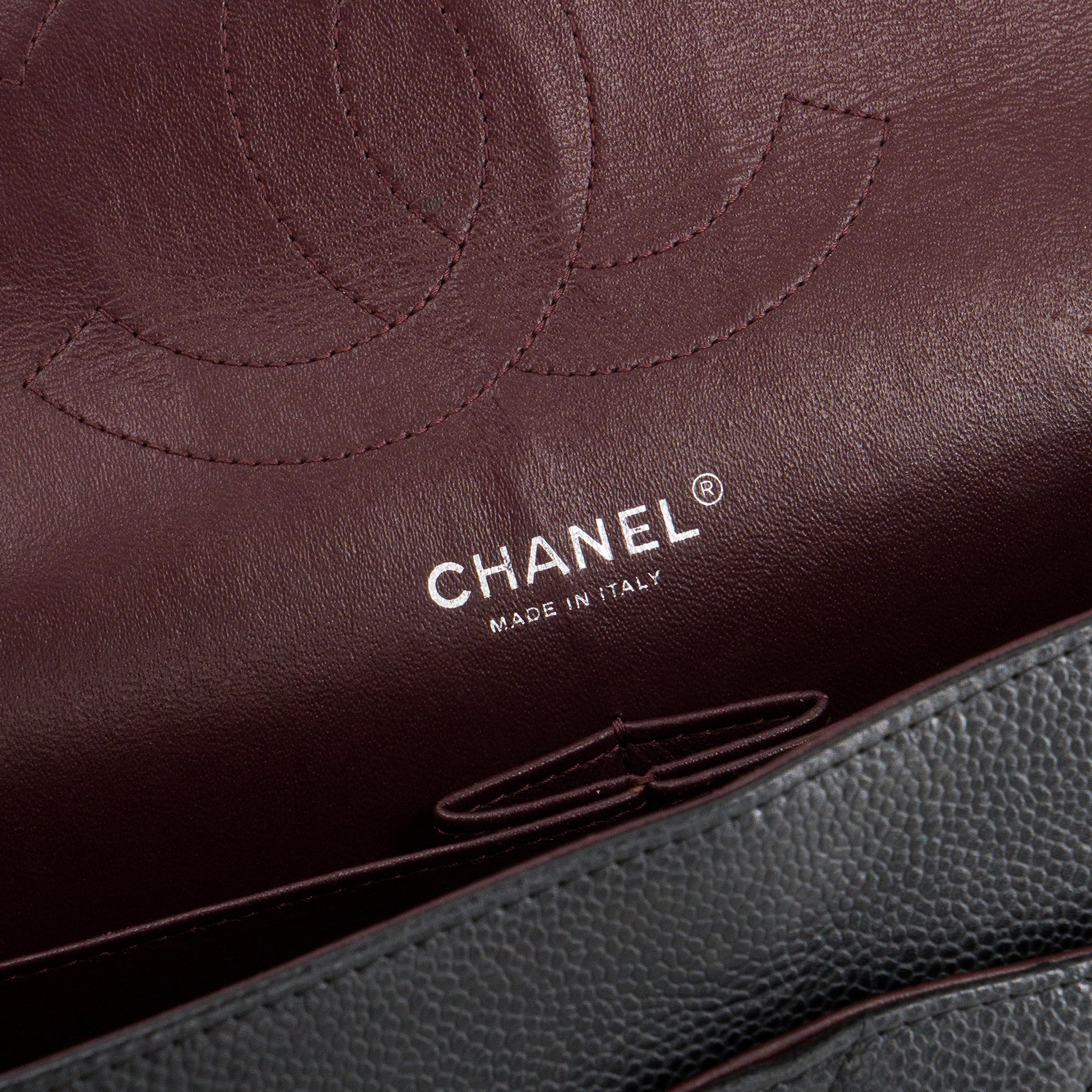 CHANEL - Sac à bandoulière Classique/Timeless Jumbo Chanel en cuir caviar noir