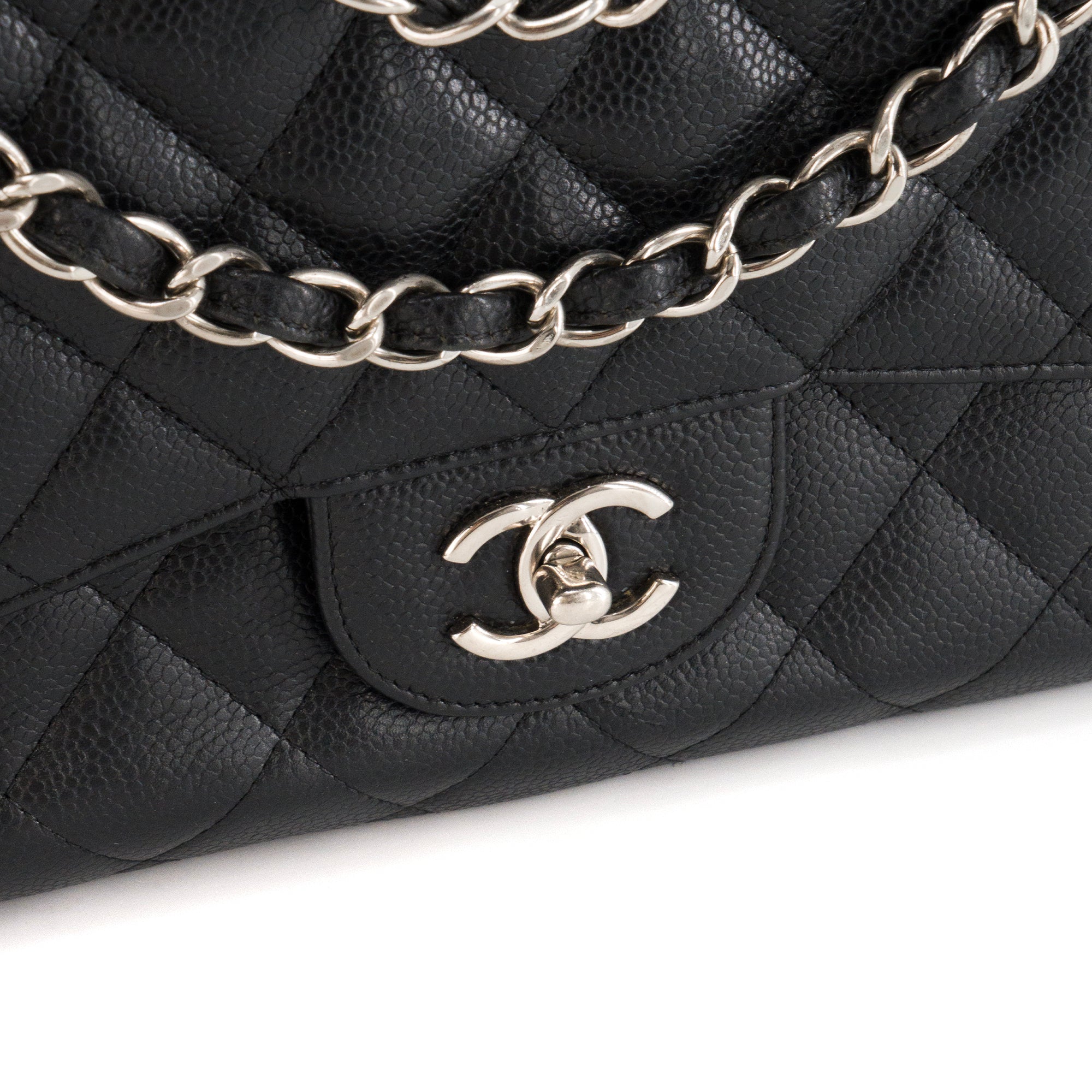 CHANEL - Sac à bandoulière Classique/Timeless Jumbo Chanel en cuir caviar noir