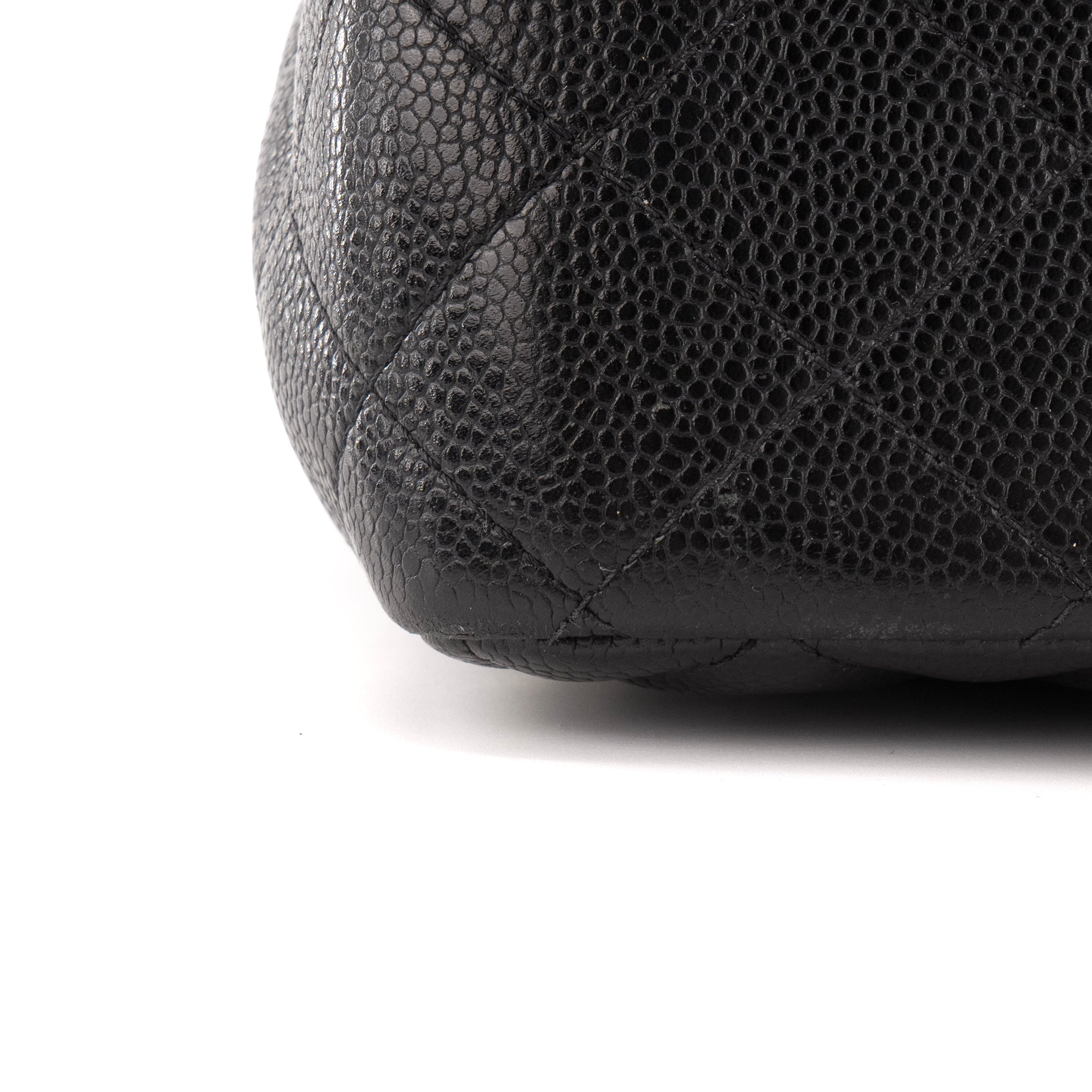 CHANEL - Sac à bandoulière Classique/Timeless Jumbo Chanel en cuir caviar noir