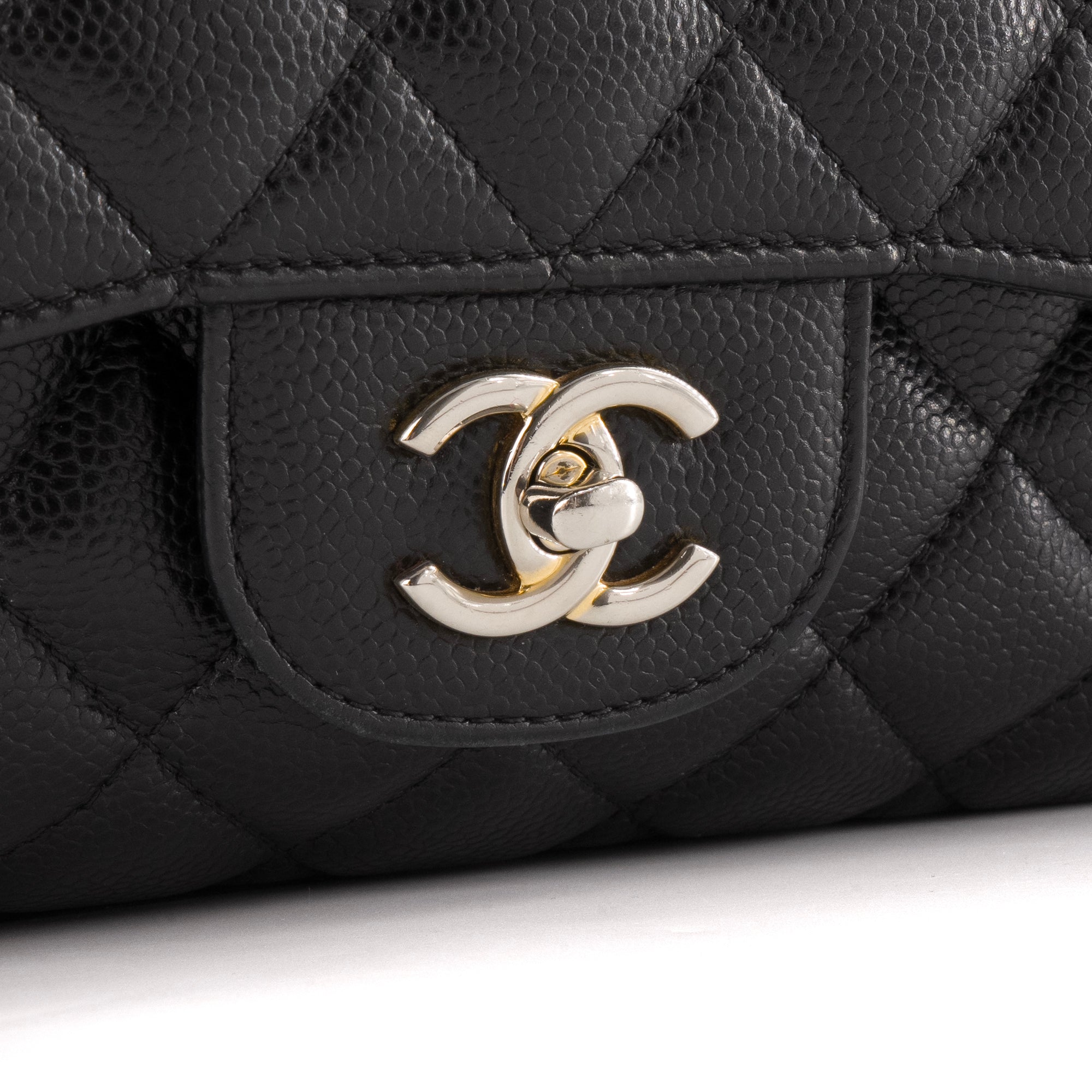 CHANEL - Sac à bandoulière Classique/Timeless Jumbo Chanel en cuir caviar noir