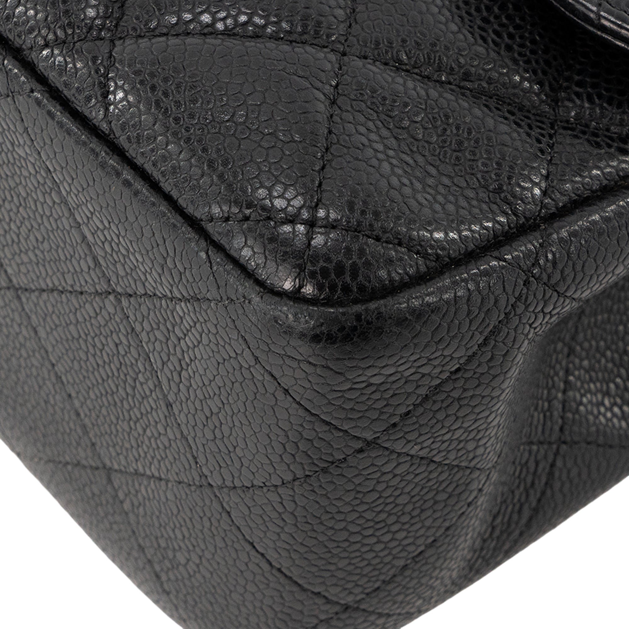 CHANEL - Sac à bandoulière Classique/Timeless Jumbo Chanel en cuir caviar noir