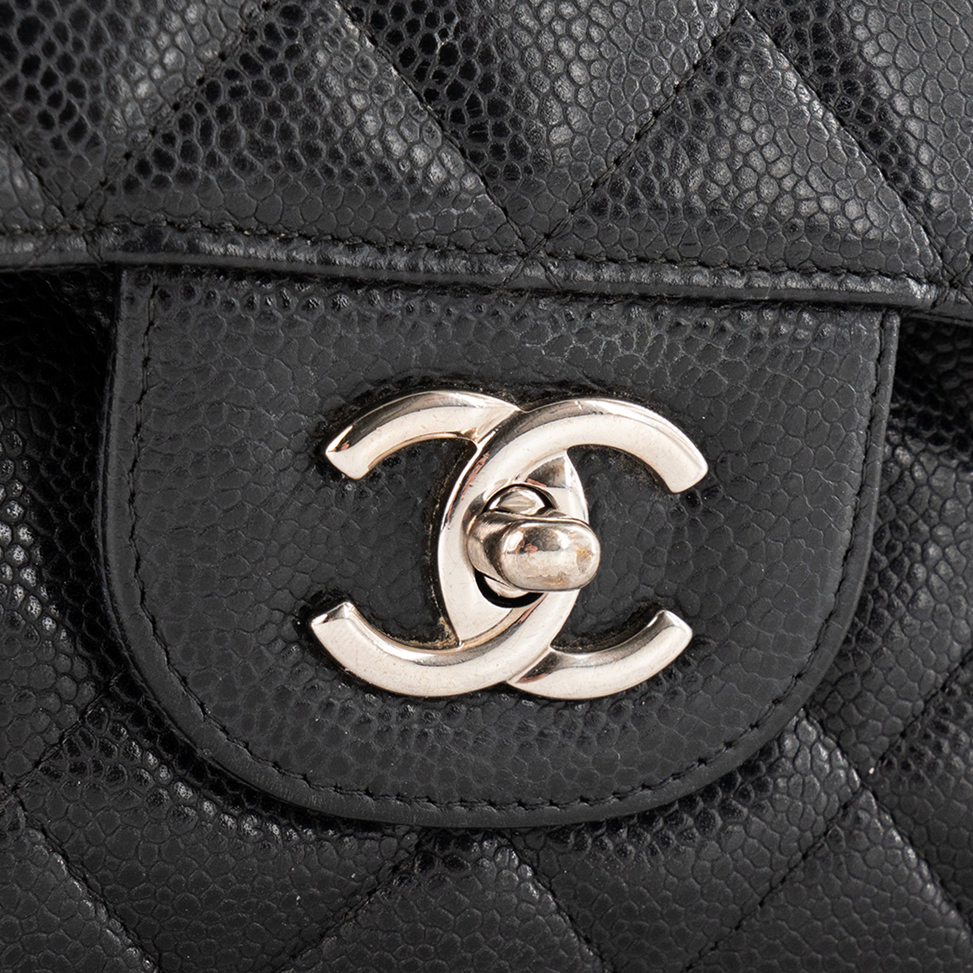 CHANEL - Sac à bandoulière Classique/Timeless Jumbo Chanel en cuir caviar noir