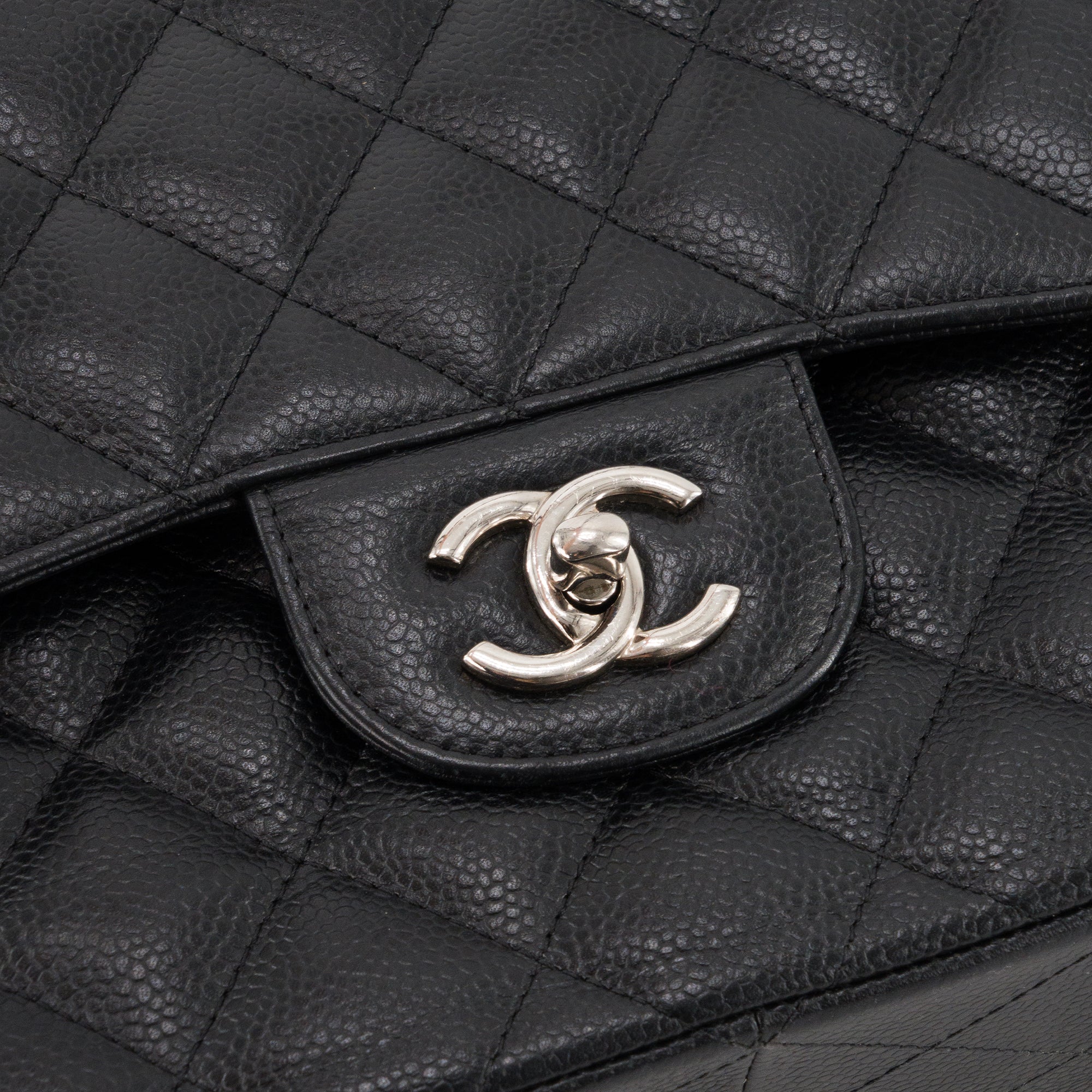CHANEL - Sac à bandoulière Classique/Timeless Jumbo Chanel en cuir caviar noir
