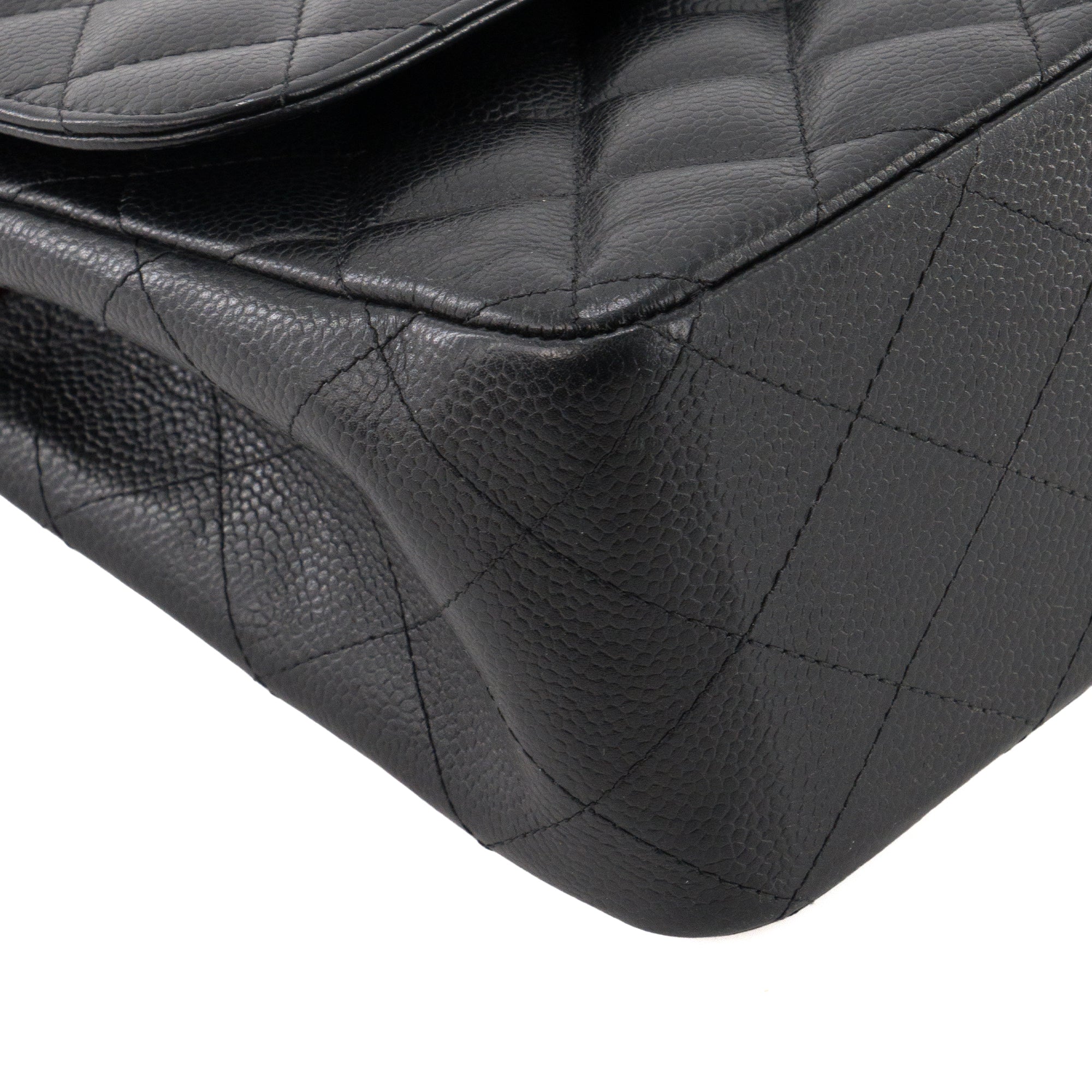 CHANEL - Sac à bandoulière Classique/Timeless Jumbo Chanel en cuir caviar noir