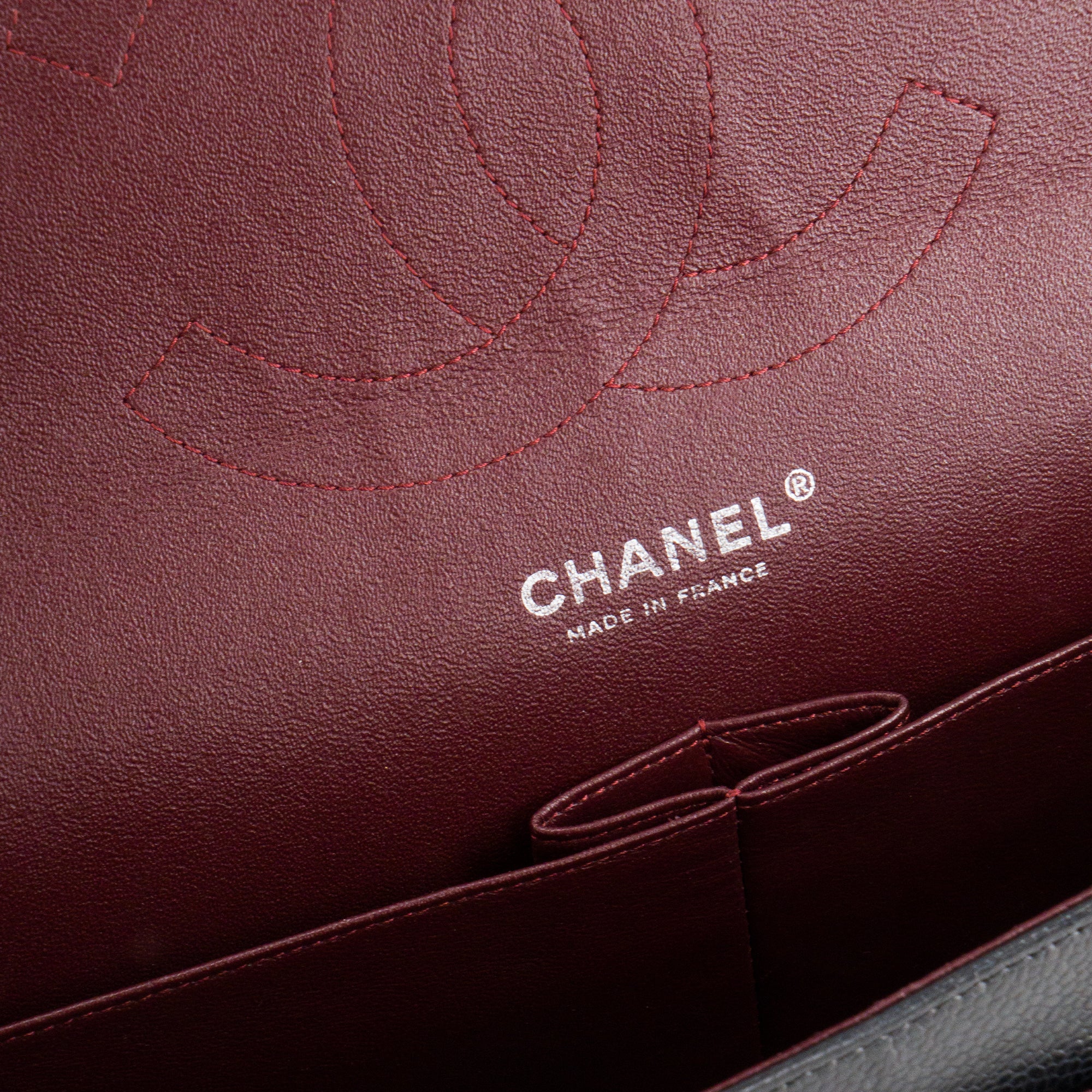 CHANEL - Sac à bandoulière Classique/Timeless Jumbo Chanel en cuir caviar noir