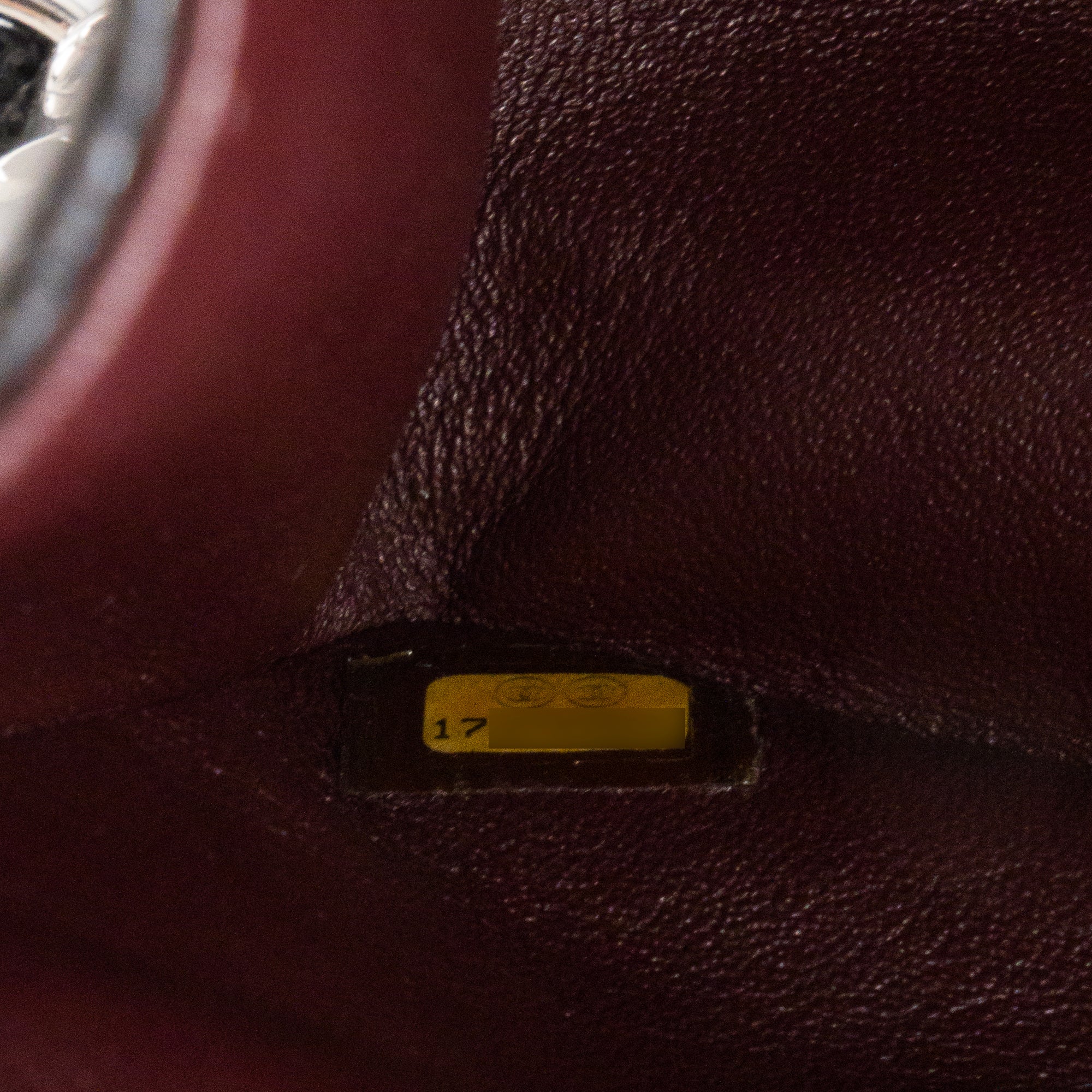 CHANEL - Sac à bandoulière Classique/Timeless Jumbo Chanel en cuir caviar noir
