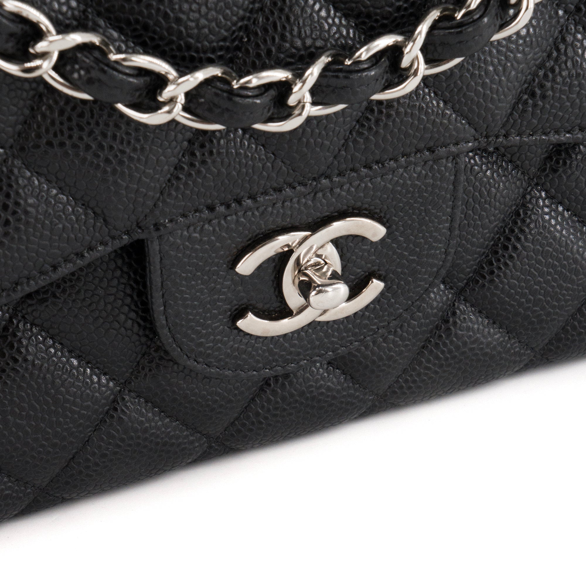 CHANEL - Sac à bandoulière Classique/Timeless Jumbo Chanel en cuir caviar noir