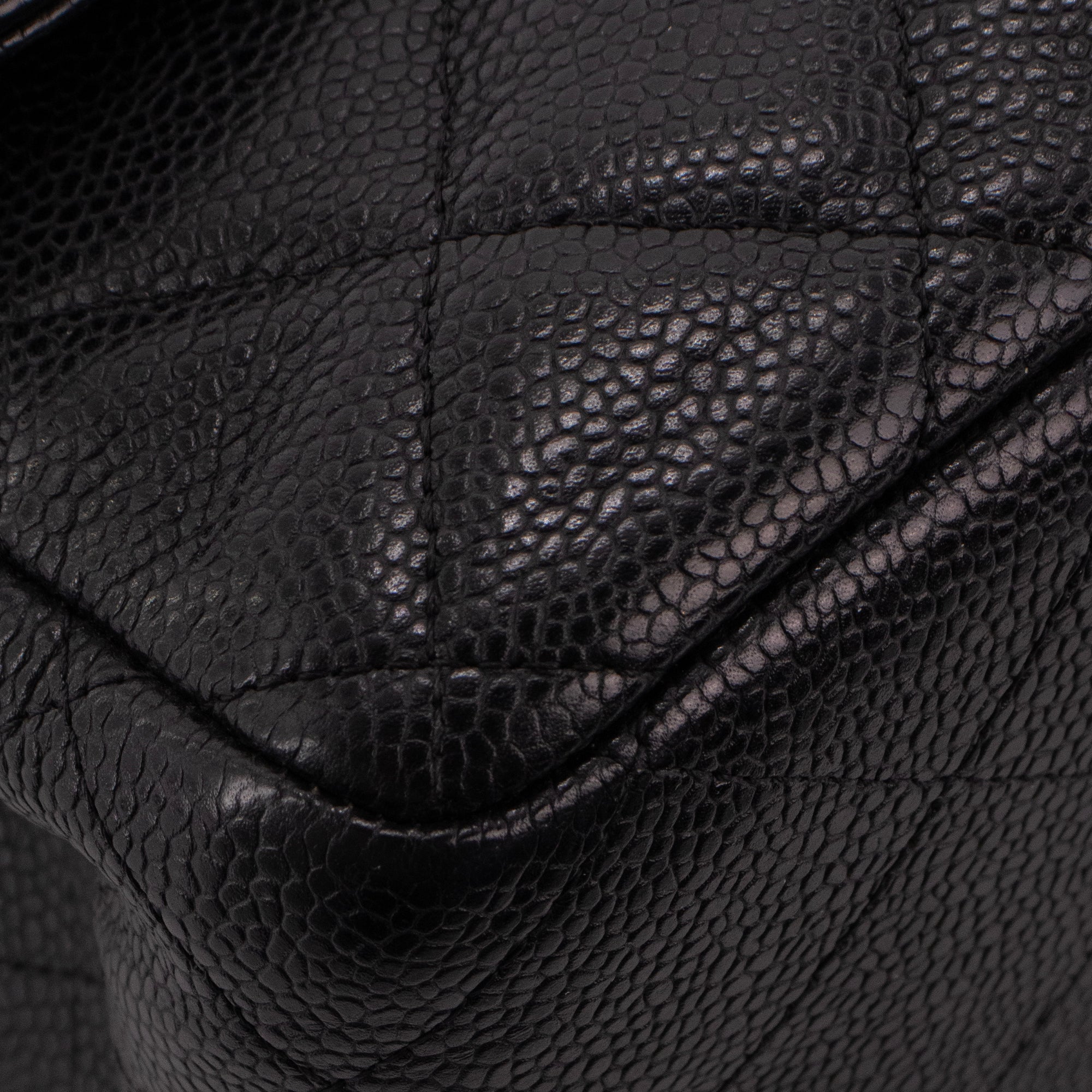 CHANEL - Sac à bandoulière Classique/Timeless Jumbo Chanel en cuir caviar noir