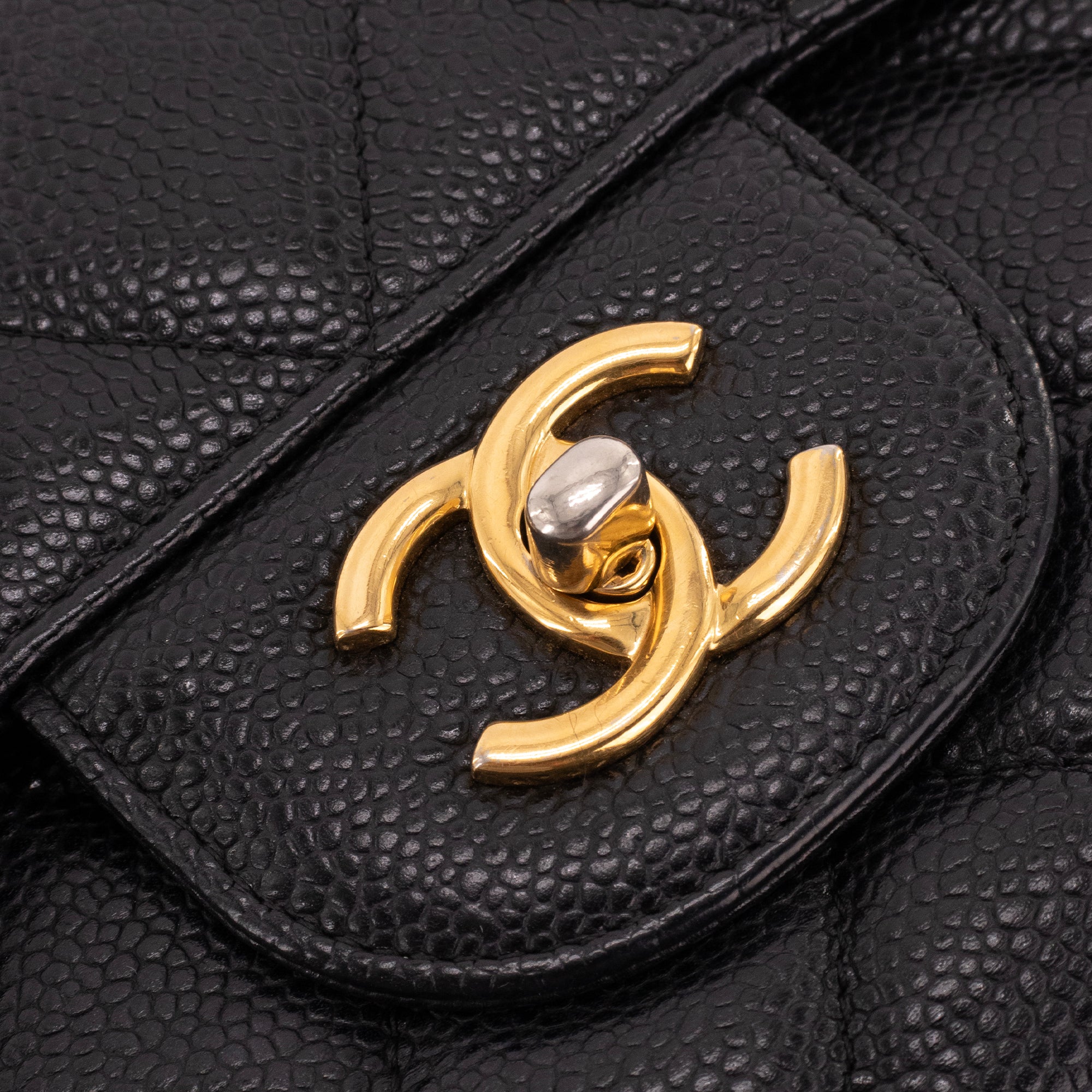 CHANEL - Sac à bandoulière Classique/Timeless Jumbo Chanel en cuir caviar noir