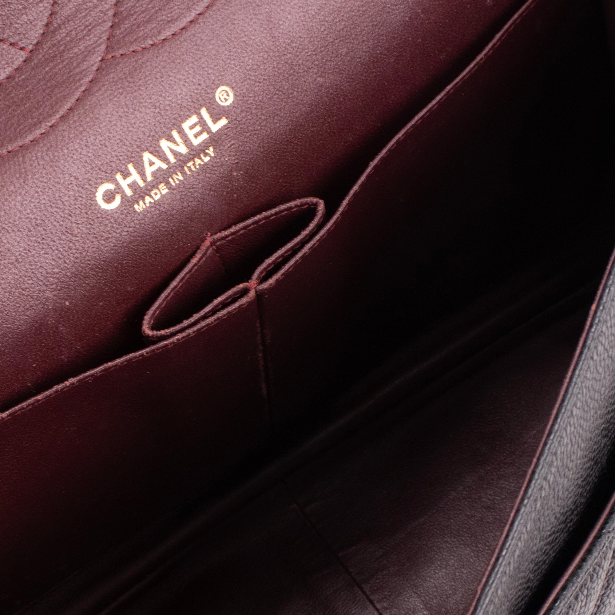 CHANEL - Sac à bandoulière Classique/Timeless Jumbo Chanel en cuir caviar noir