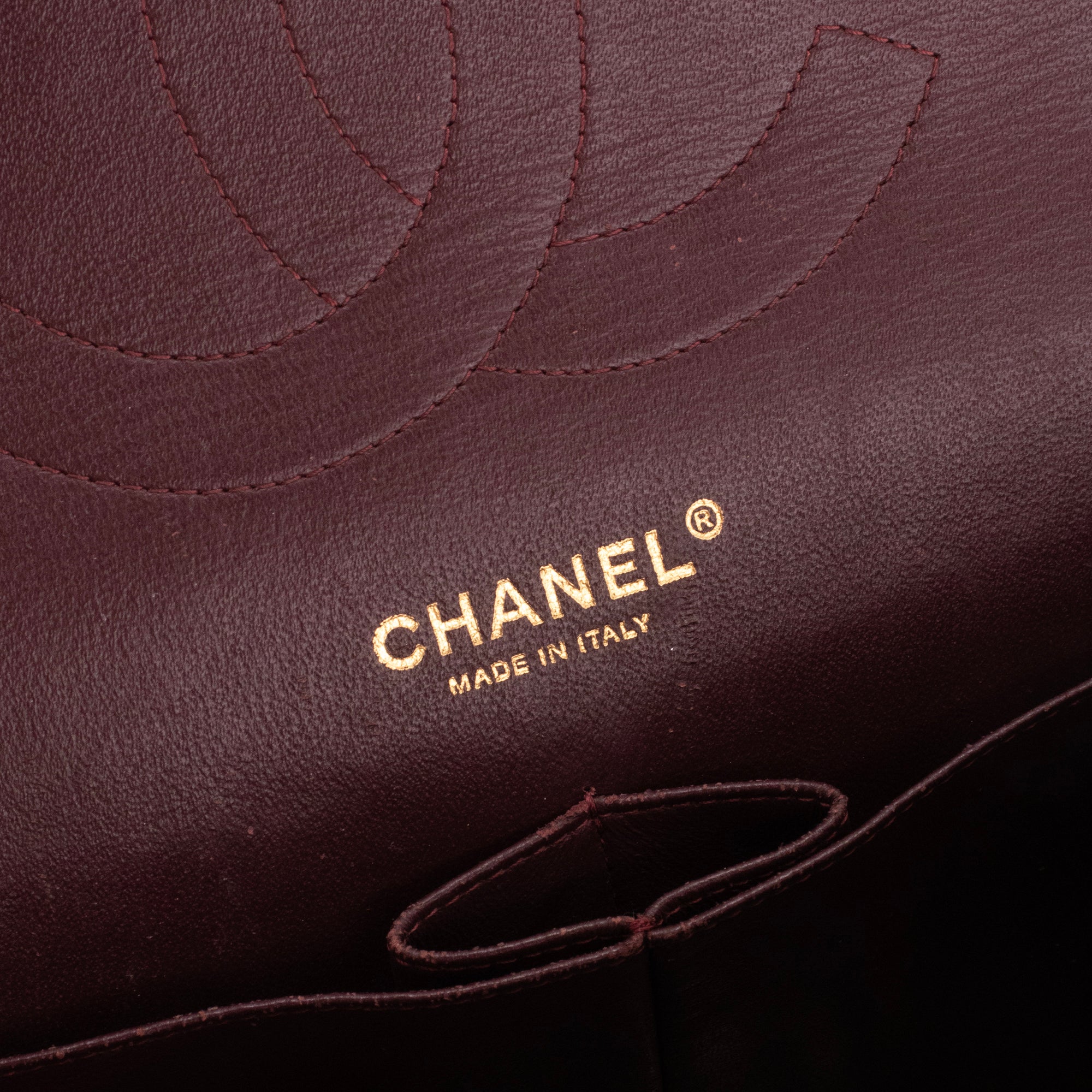 CHANEL - Sac à bandoulière Classique/Timeless Jumbo Chanel en cuir caviar noir