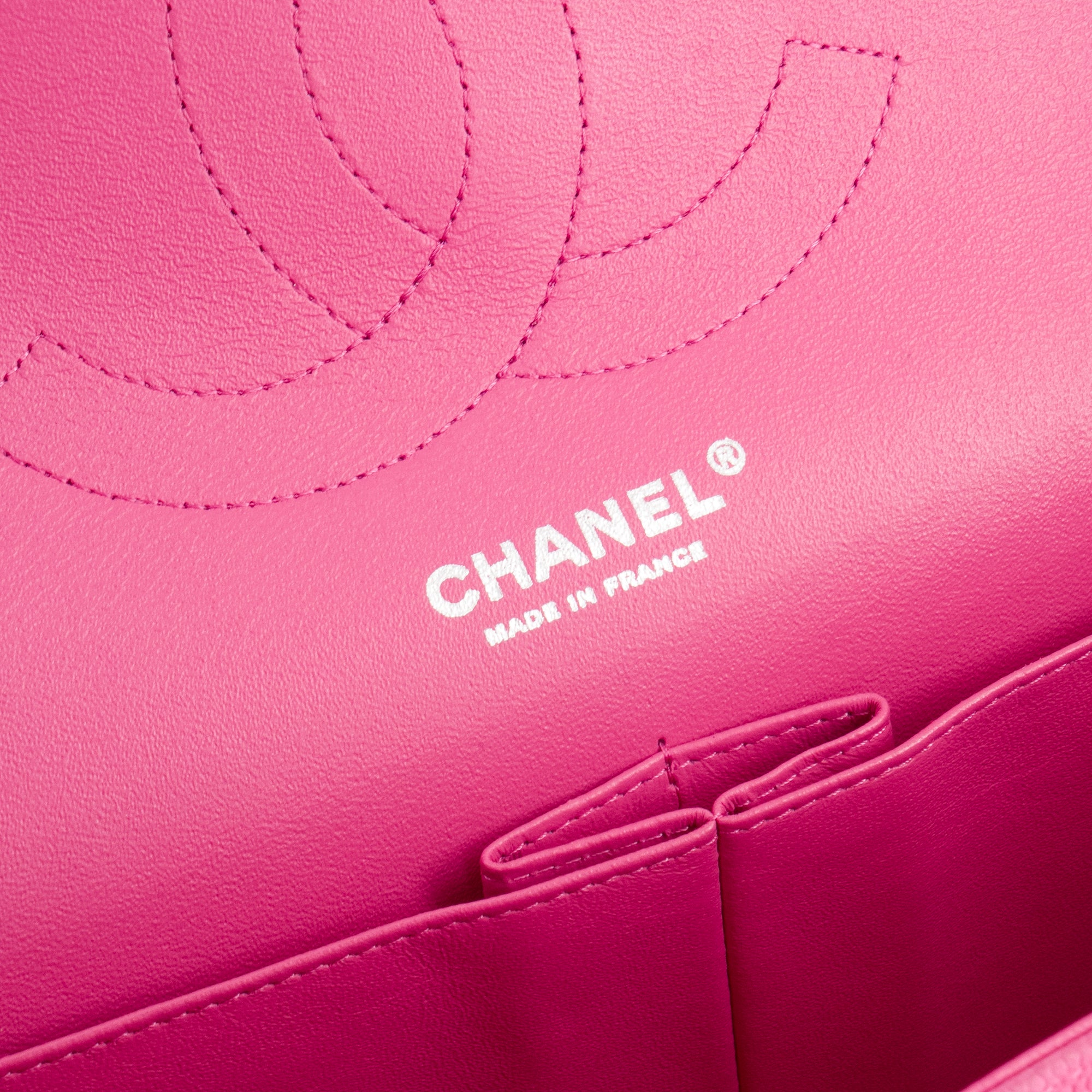 CHANEL - Sac à bandoulière Classique/Timeless Jumbo Chanel en cuir caviar rose