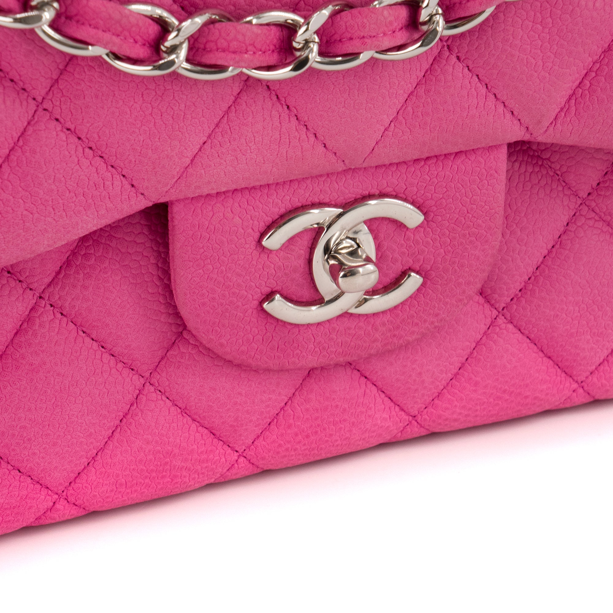 CHANEL - Sac à bandoulière Classique/Timeless Jumbo Chanel en cuir caviar rose