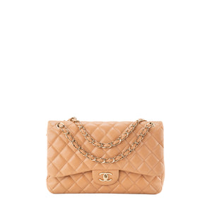 CHANEL - Sac à bandoulière Classique/Timeless Jumbo Chanel en cuir lisse beige