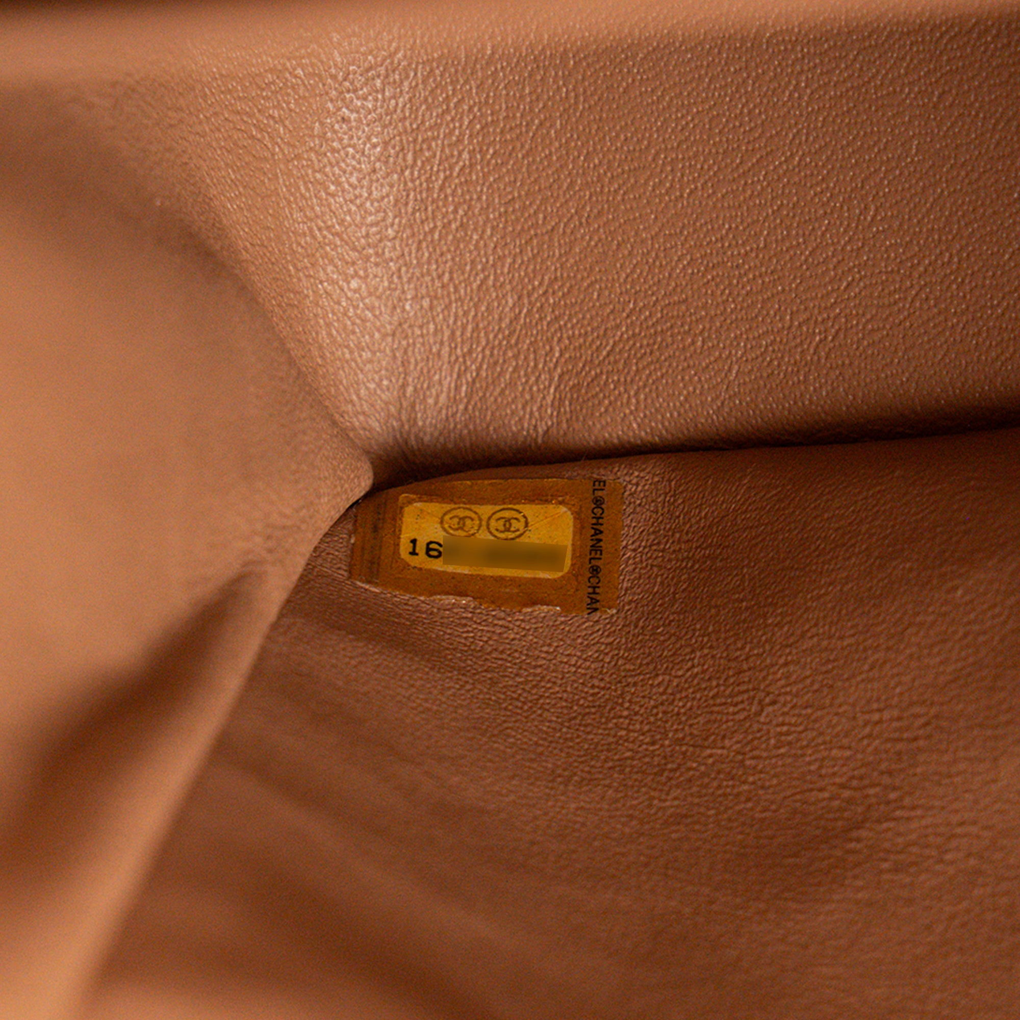 CHANEL - Sac à bandoulière Classique/Timeless Jumbo Chanel en cuir lisse beige