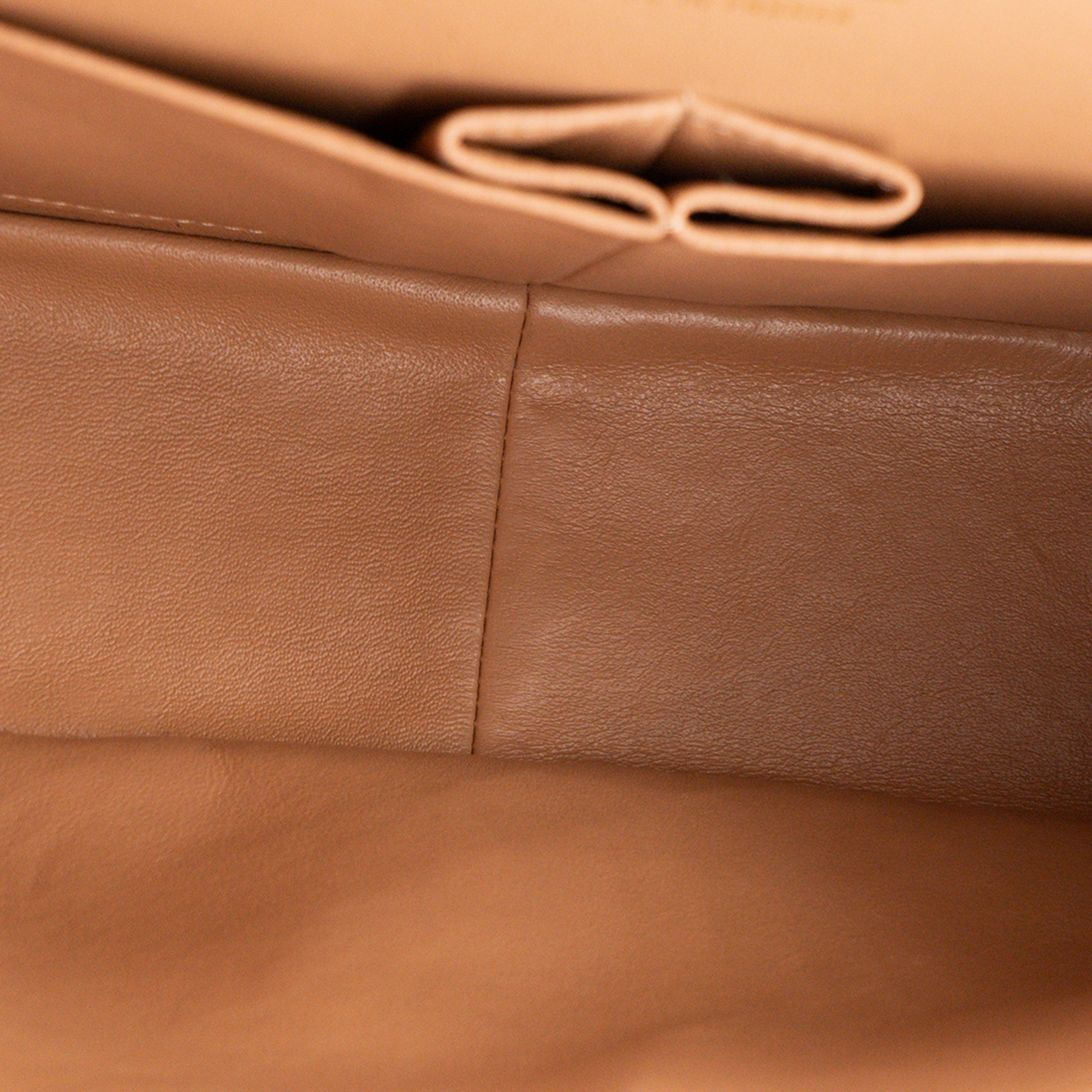 CHANEL - Sac à bandoulière Classique/Timeless Jumbo Chanel en cuir lisse beige