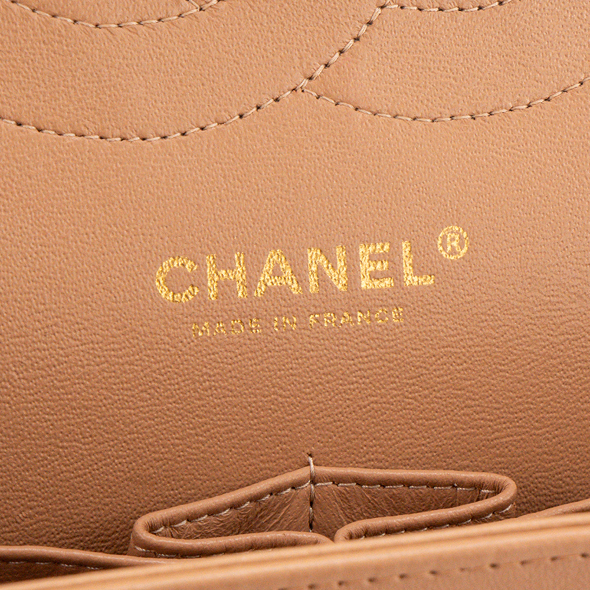 CHANEL - Sac à bandoulière Classique/Timeless Jumbo Chanel en cuir lisse beige