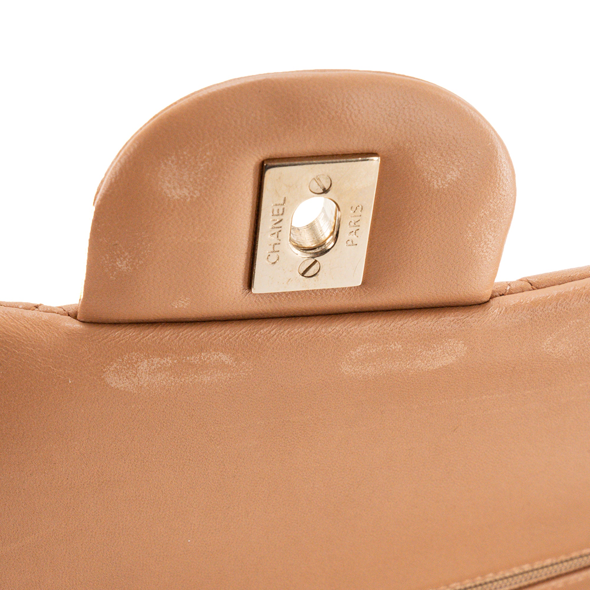 CHANEL - Sac à bandoulière Classique/Timeless Jumbo Chanel en cuir lisse beige