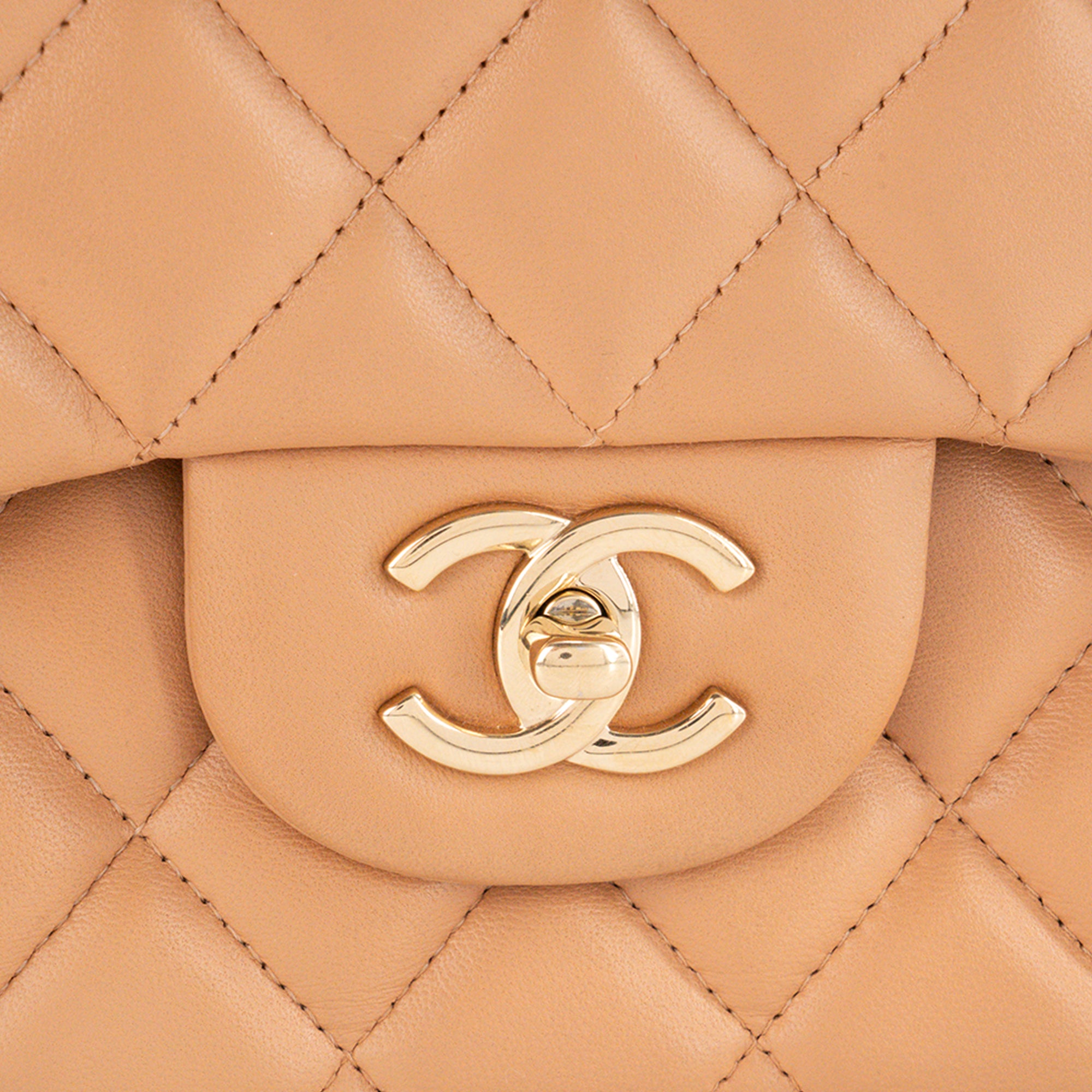 CHANEL - Sac à bandoulière Classique/Timeless Jumbo Chanel en cuir lisse beige