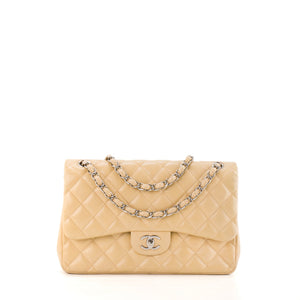 CHANEL - Sac à bandoulière Classique/Timeless Jumbo Chanel en cuir lisse beige