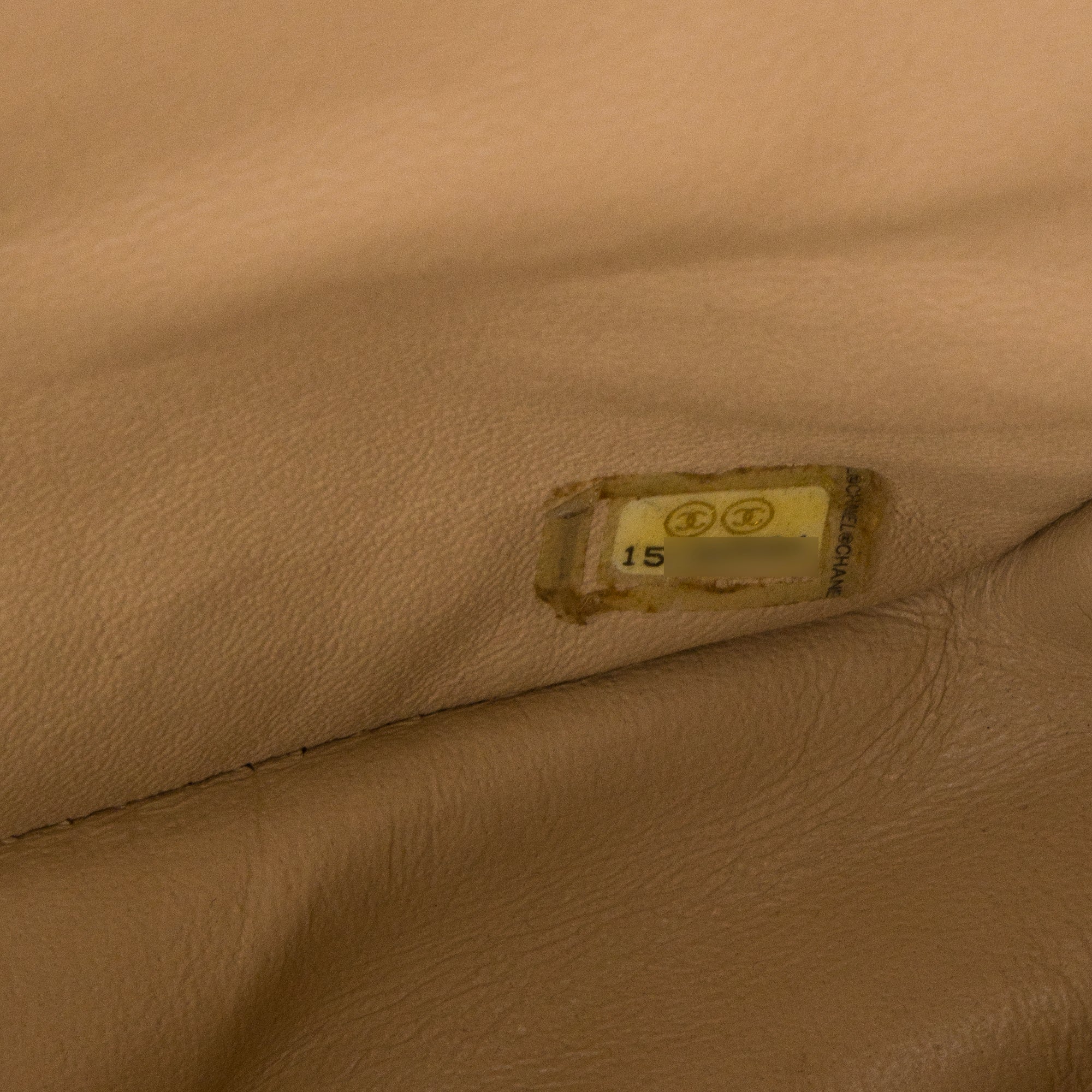 CHANEL - Sac à bandoulière Classique/Timeless Jumbo Chanel en cuir lisse beige