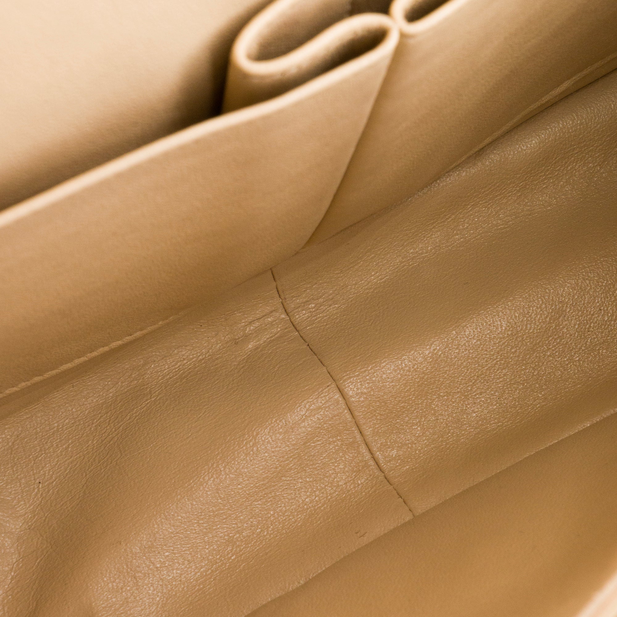 CHANEL - Sac à bandoulière Classique/Timeless Jumbo Chanel en cuir lisse beige