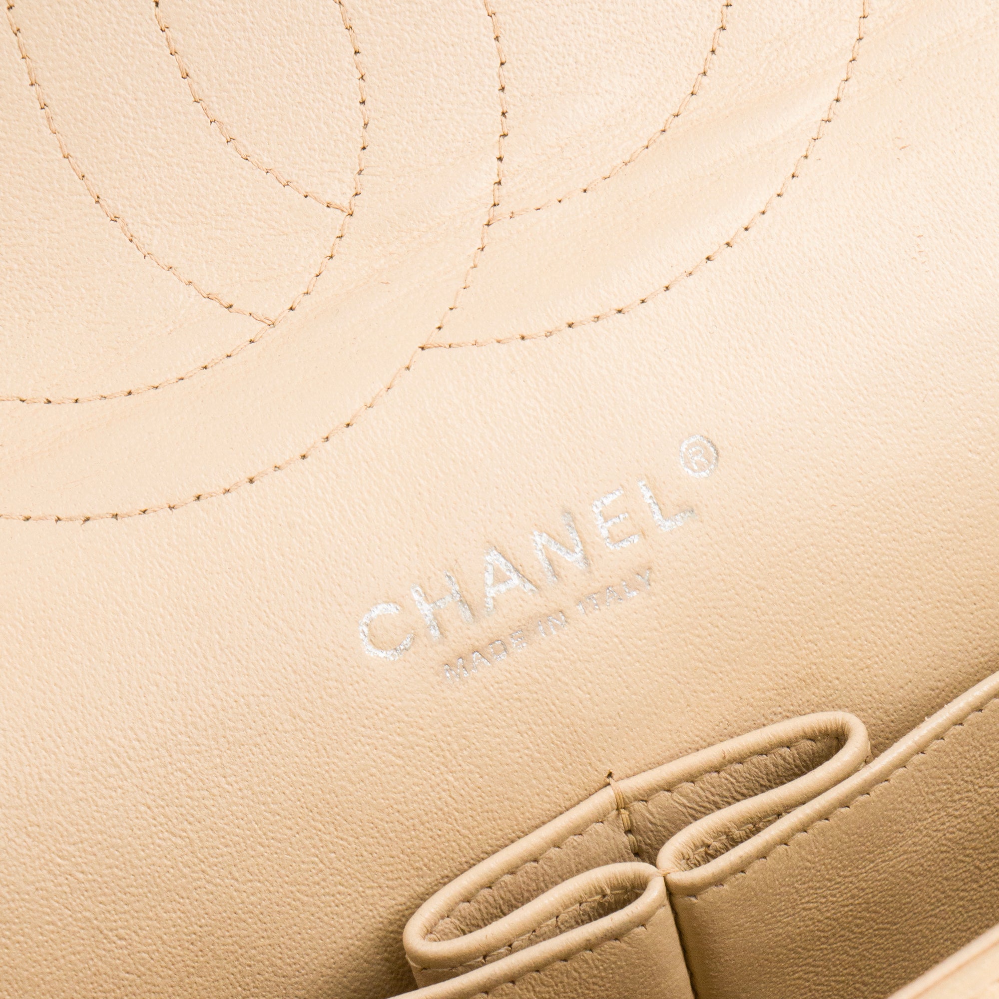 CHANEL - Sac à bandoulière Classique/Timeless Jumbo Chanel en cuir lisse beige