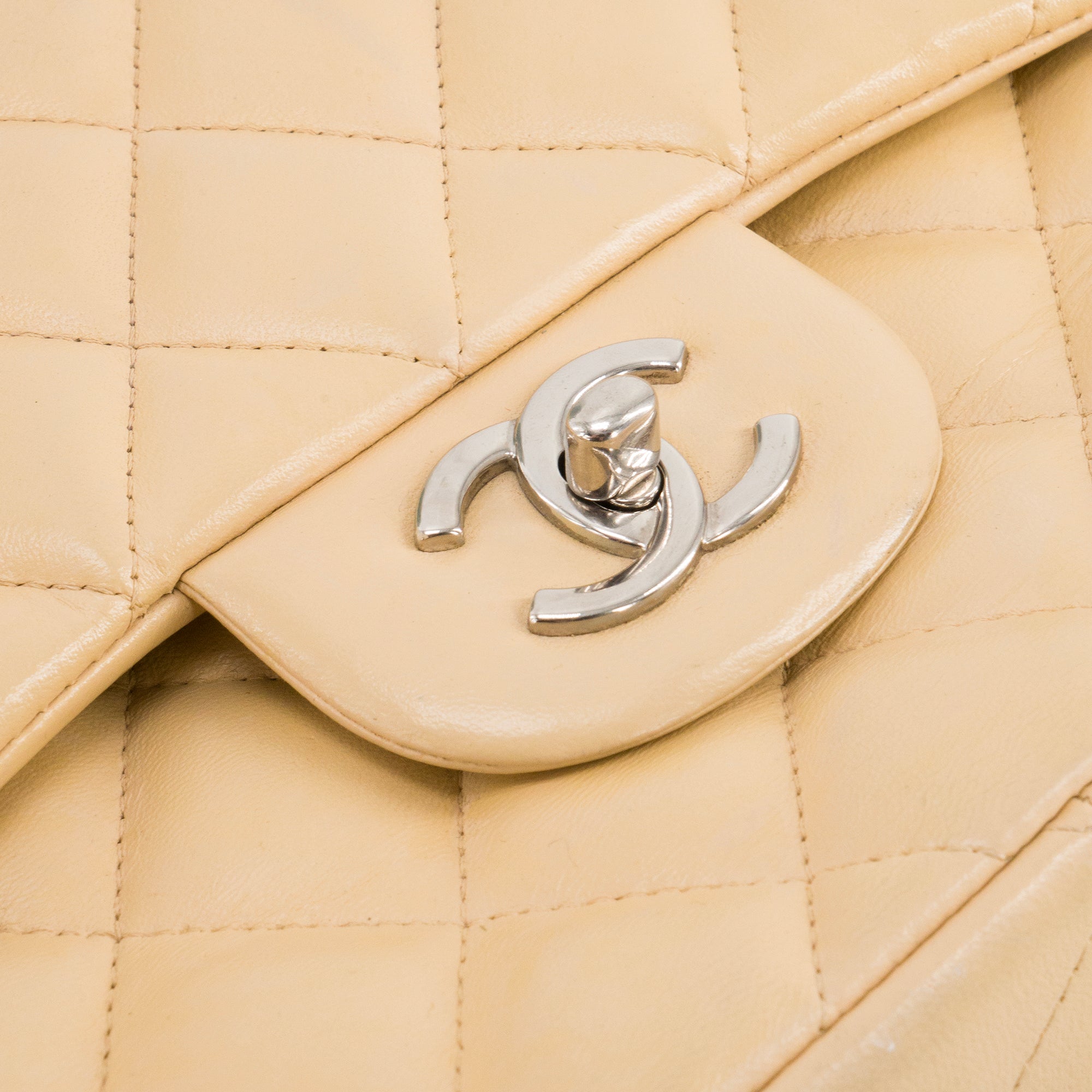 CHANEL - Sac à bandoulière Classique/Timeless Jumbo Chanel en cuir lisse beige