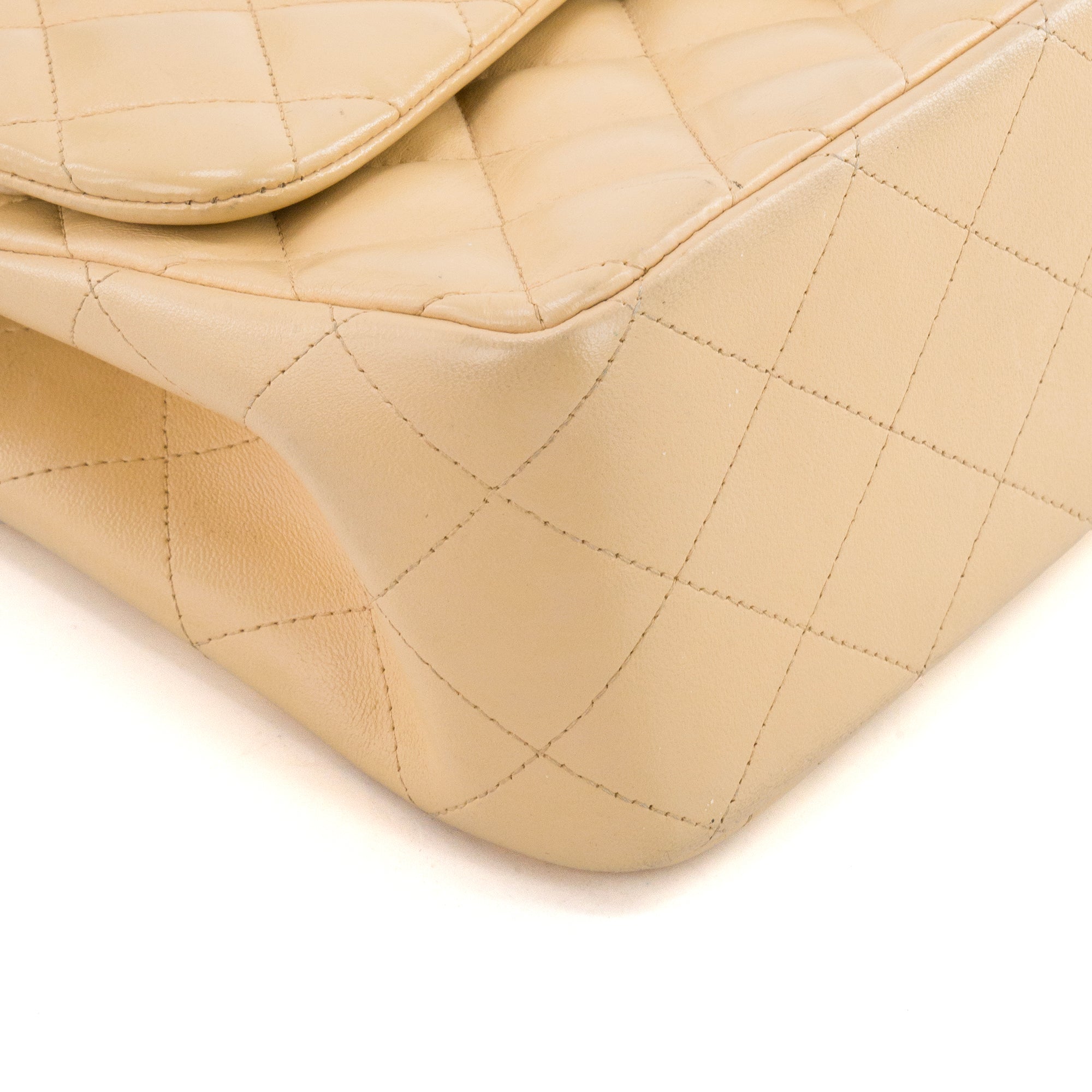 CHANEL - Sac à bandoulière Classique/Timeless Jumbo Chanel en cuir lisse beige