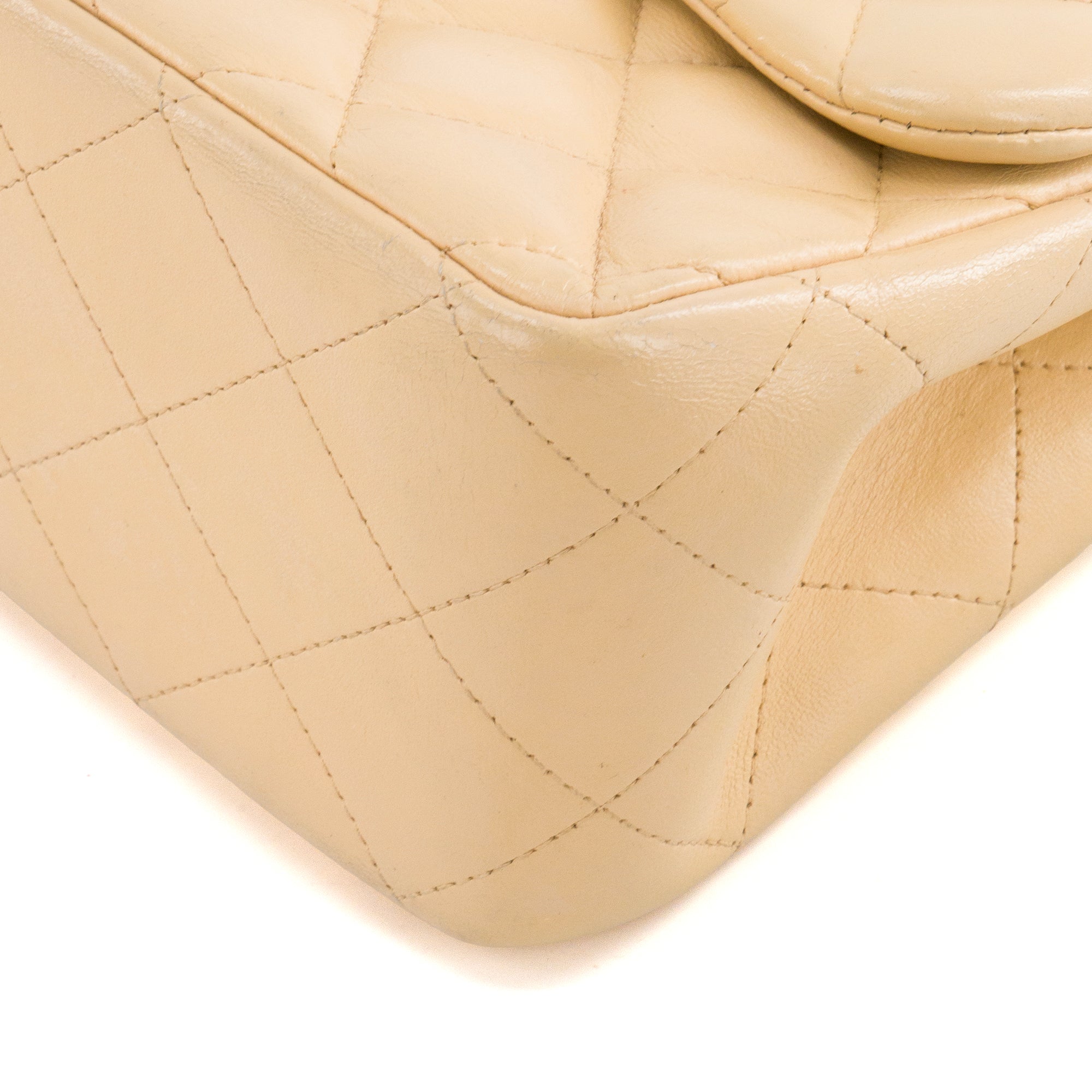 CHANEL - Sac à bandoulière Classique/Timeless Jumbo Chanel en cuir lisse beige