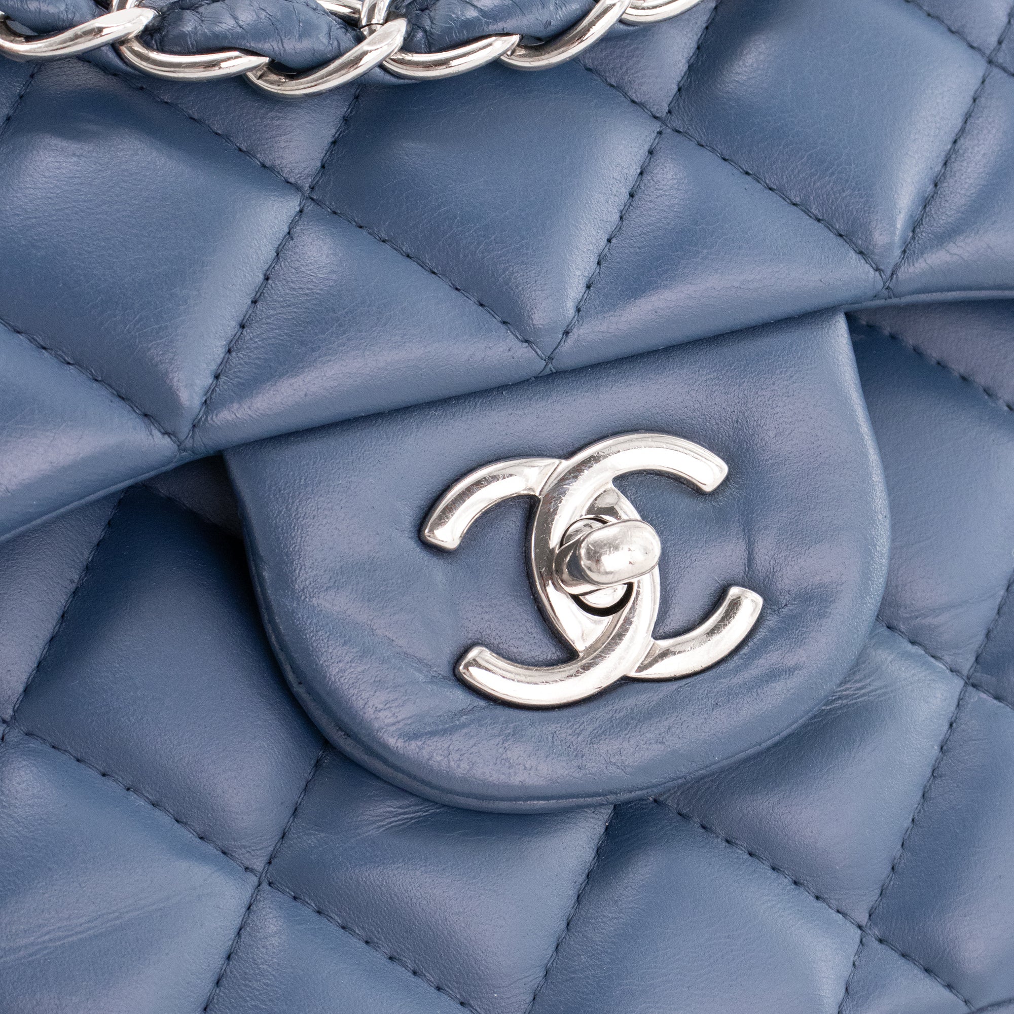 CHANEL - Sac à bandoulière Classique/Timeless Jumbo Chanel en cuir lisse bleu