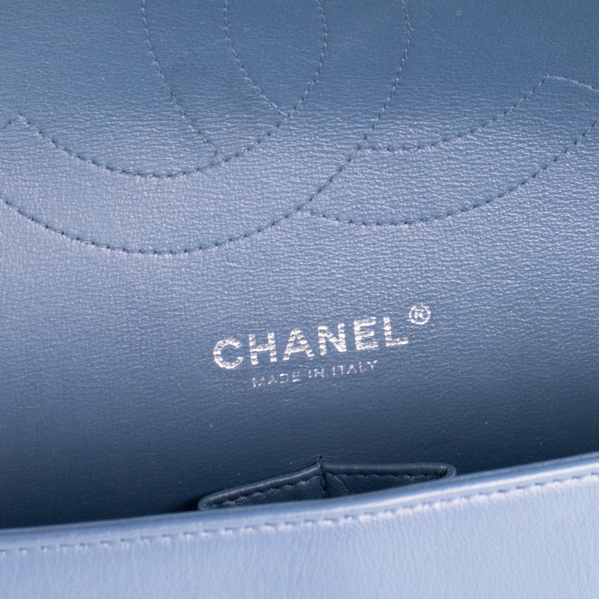 CHANEL - Sac à bandoulière Classique/Timeless Jumbo Chanel en cuir lisse bleu