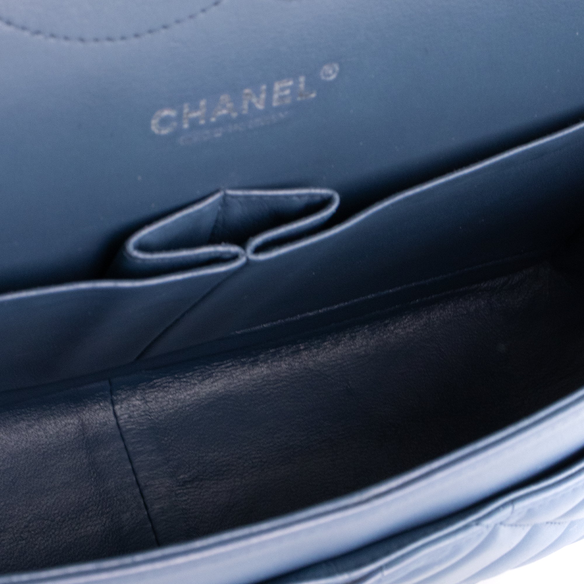 CHANEL - Sac à bandoulière Classique/Timeless Jumbo Chanel en cuir lisse bleu