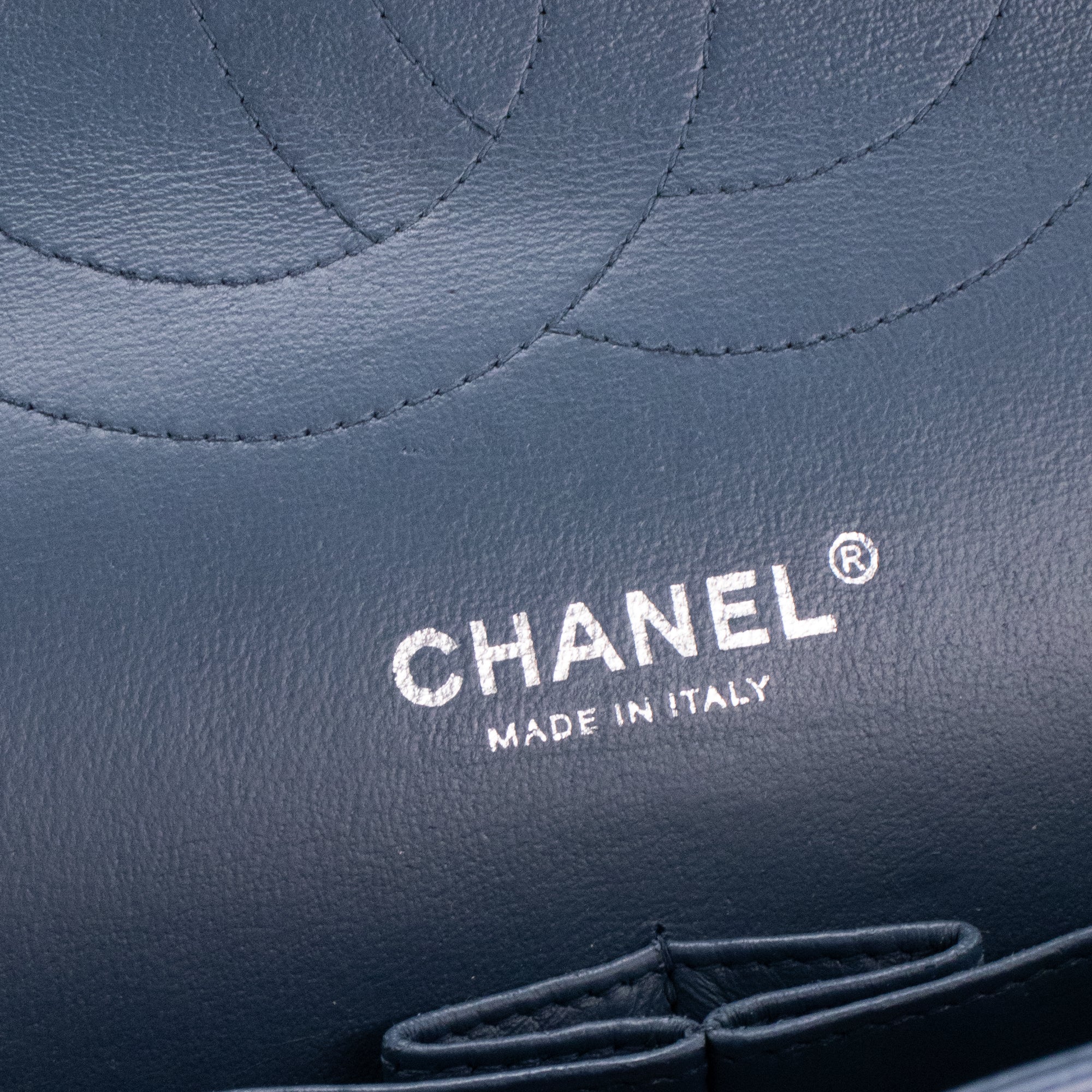CHANEL - Sac à bandoulière Classique/Timeless Jumbo Chanel en cuir lisse bleu
