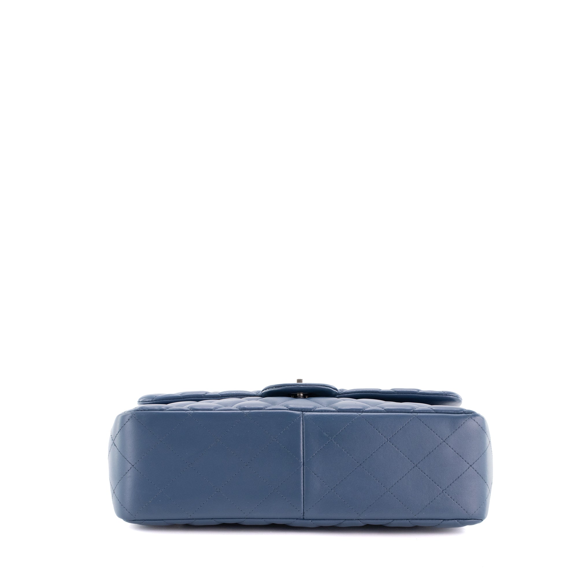CHANEL - Sac à bandoulière Classique/Timeless Jumbo Chanel en cuir lisse bleu