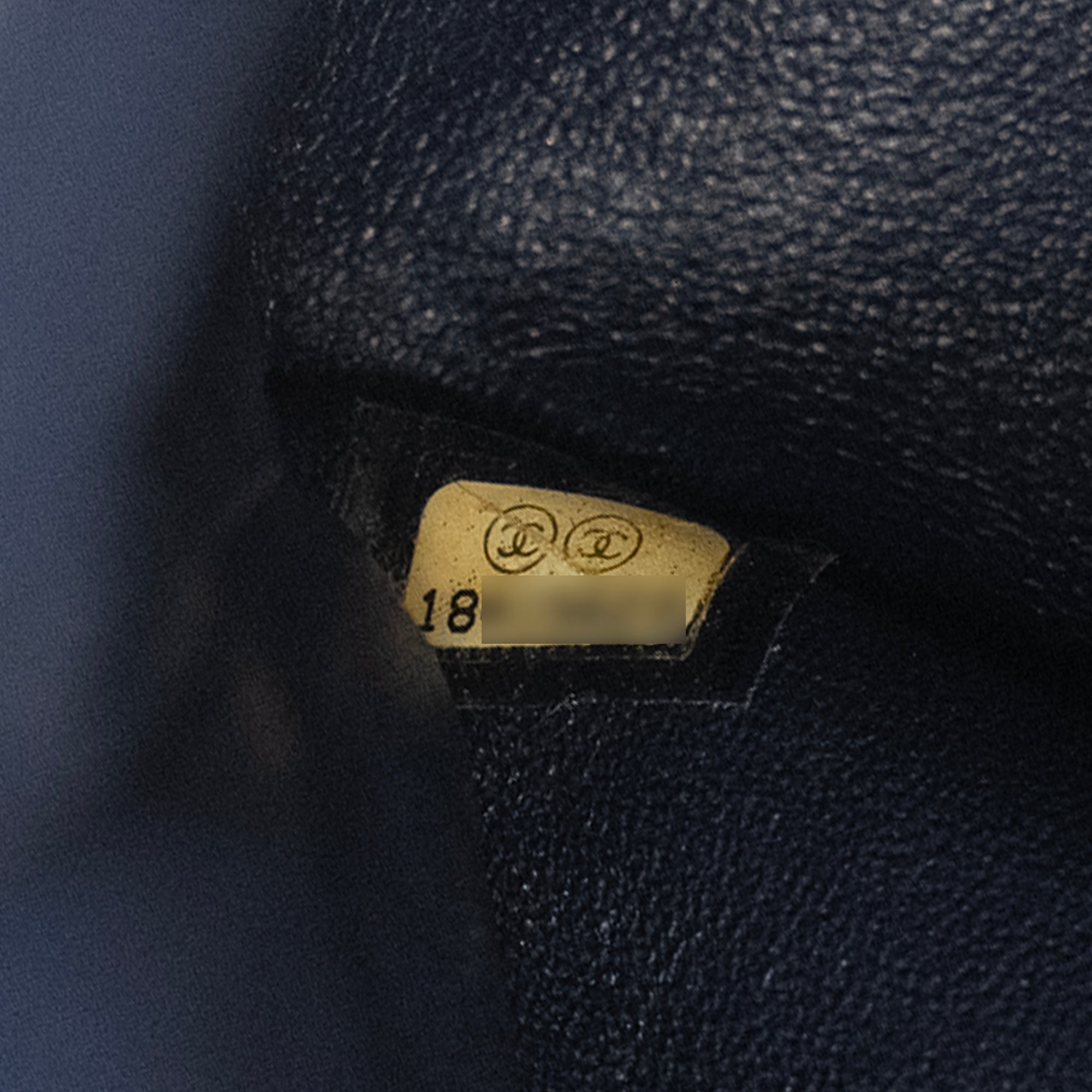 CHANEL - Sac à bandoulière Classique/Timeless Jumbo Chanel en cuir lisse bleu marine