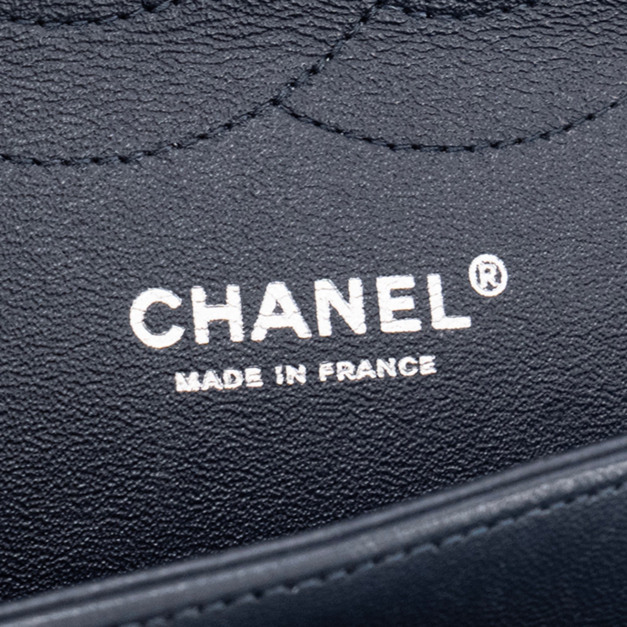 CHANEL - Sac à bandoulière Classique/Timeless Jumbo Chanel en cuir lisse bleu marine