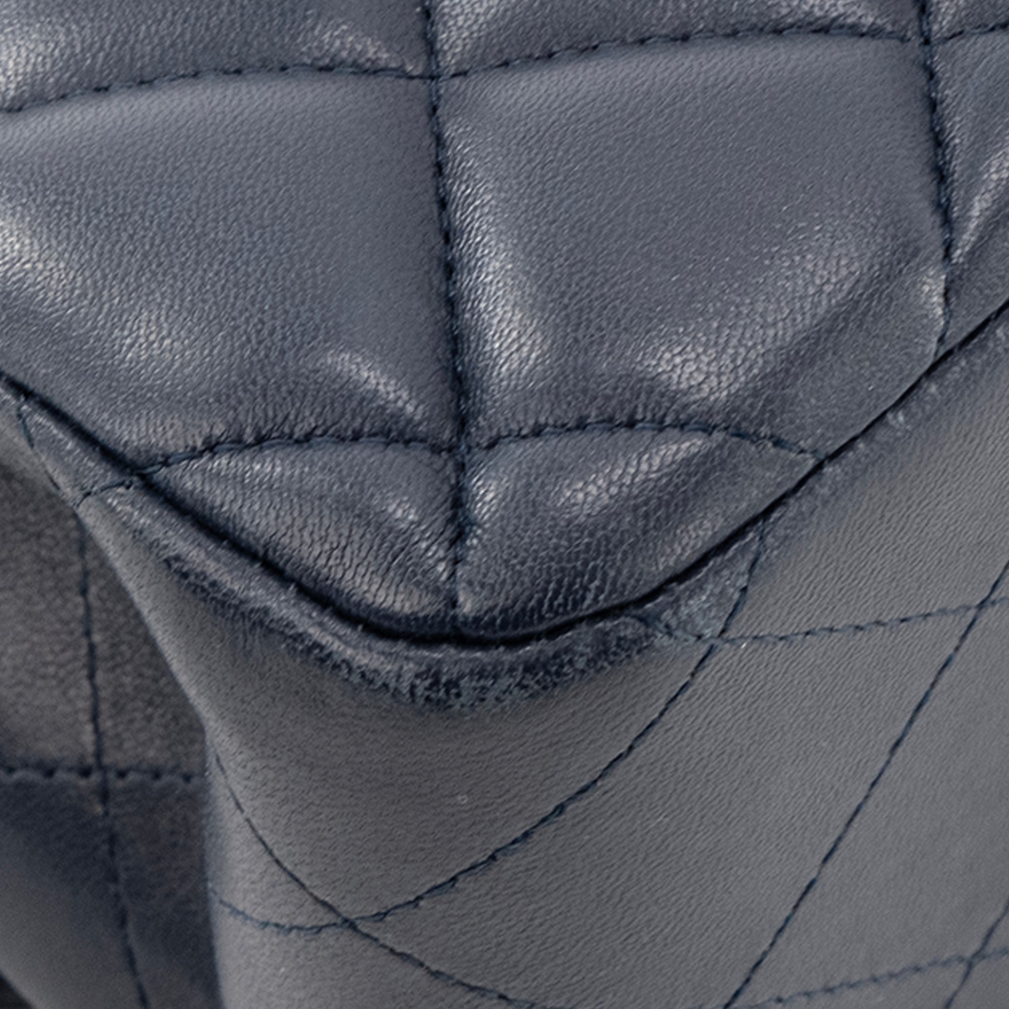 CHANEL - Sac à bandoulière Classique/Timeless Jumbo Chanel en cuir lisse bleu marine