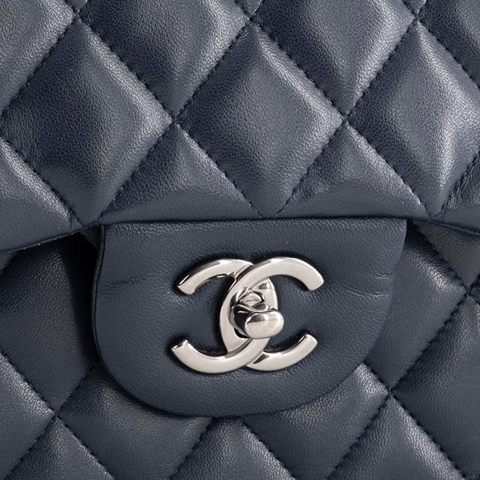 CHANEL - Sac à bandoulière Classique/Timeless Jumbo Chanel en cuir lisse bleu marine