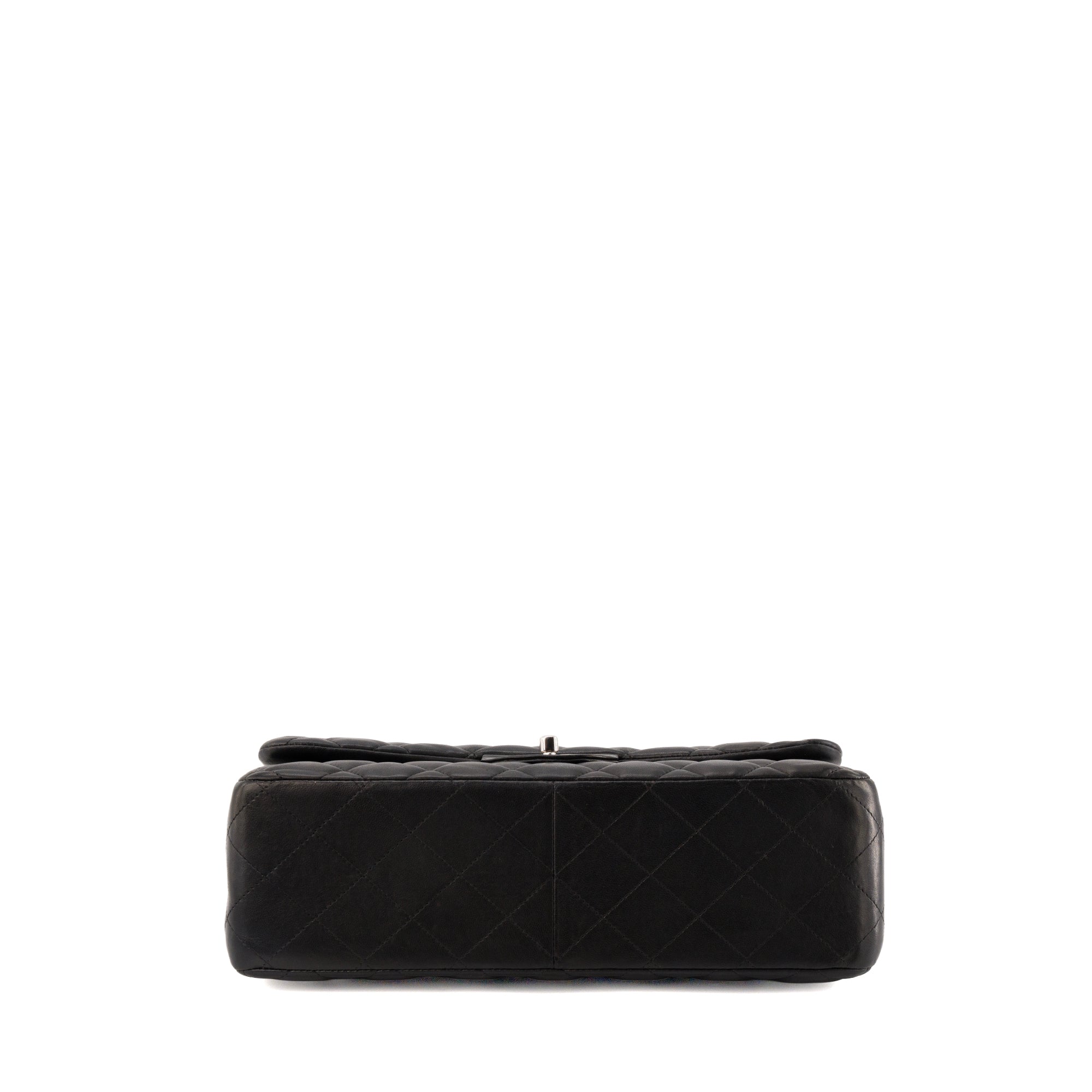 CHANEL - Sac à bandoulière Classique/Timeless Jumbo Chanel en cuir lisse noir