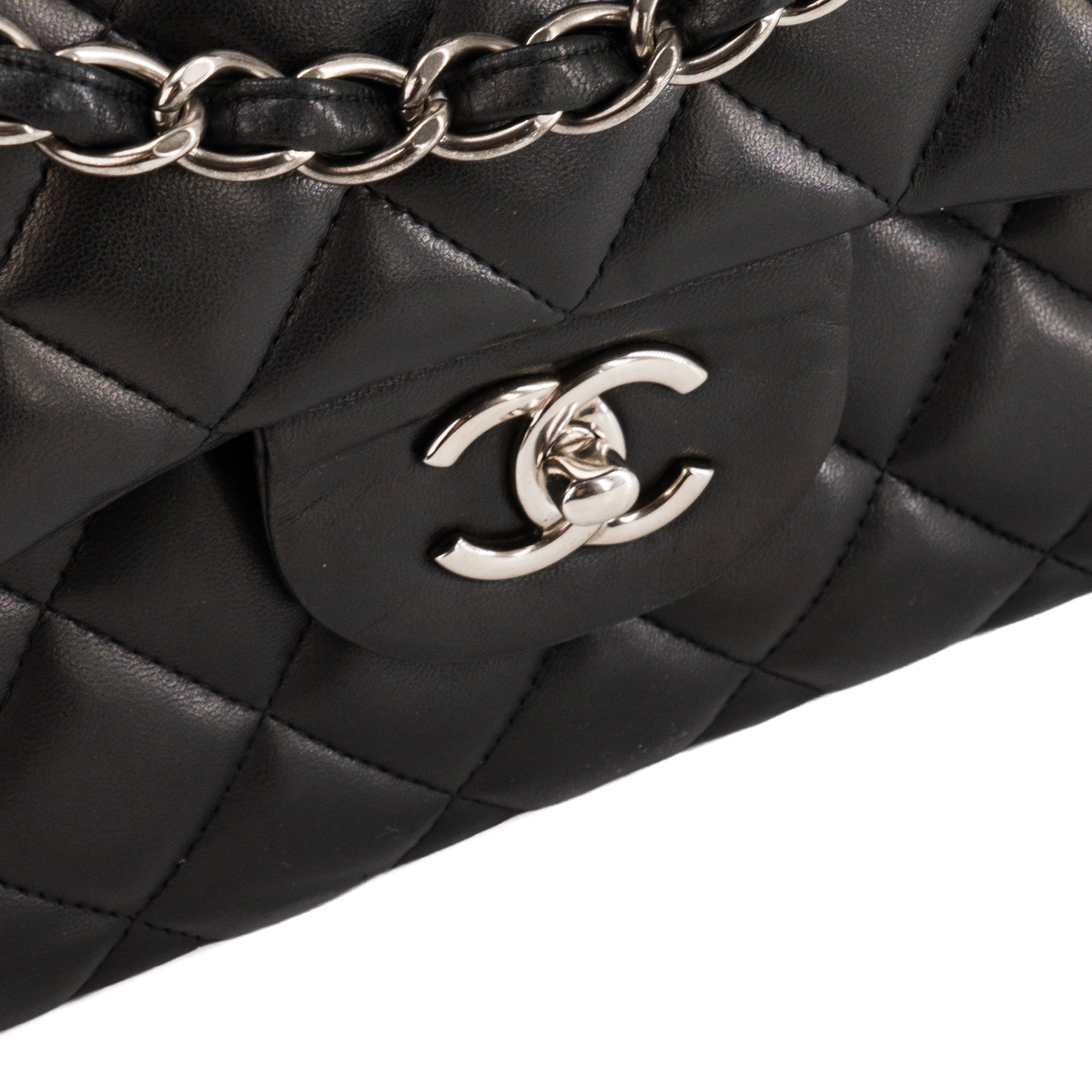 CHANEL - Sac à bandoulière Classique/Timeless Jumbo Chanel en cuir lisse noir